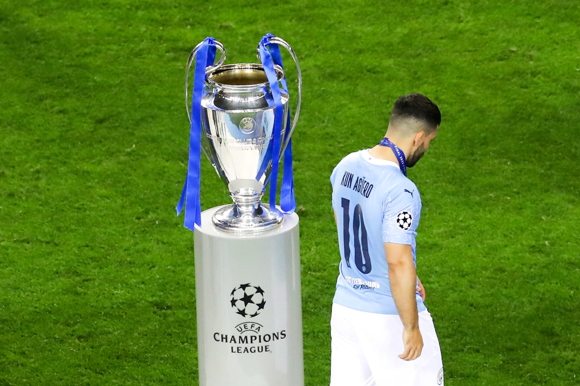 Sergio Ag&uuml;ero passe &agrave; c&ocirc;t&eacute; de la coupe aux grandes oreilles, sans avoir jamais pu la soulever avec Manchester City. Icon Sport