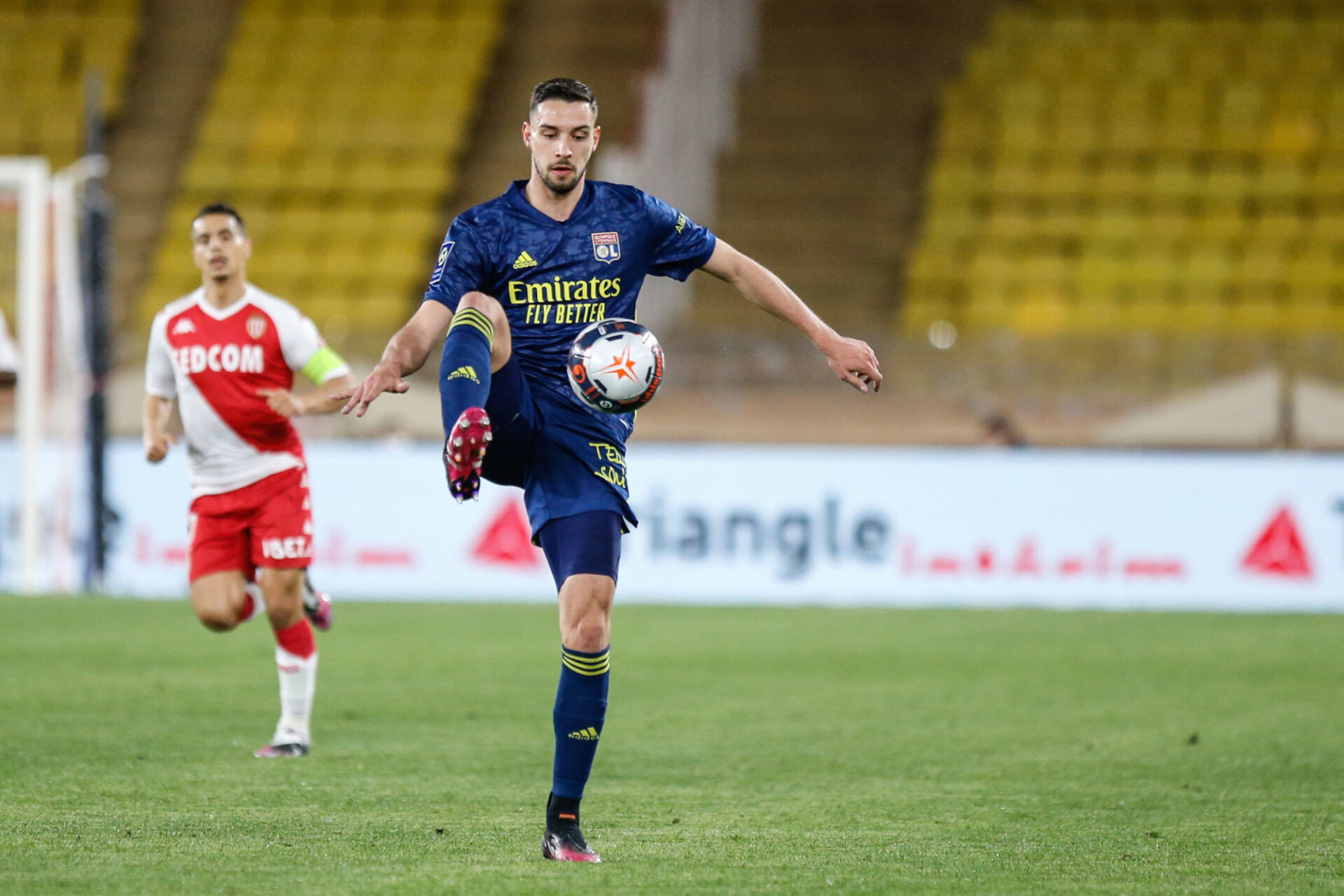 Mattia De Sciglio n'est finalement pas suspendu contre Lorient, et est align&eacute; en d&eacute;fense centrale face aux Merlus. Icon Sport