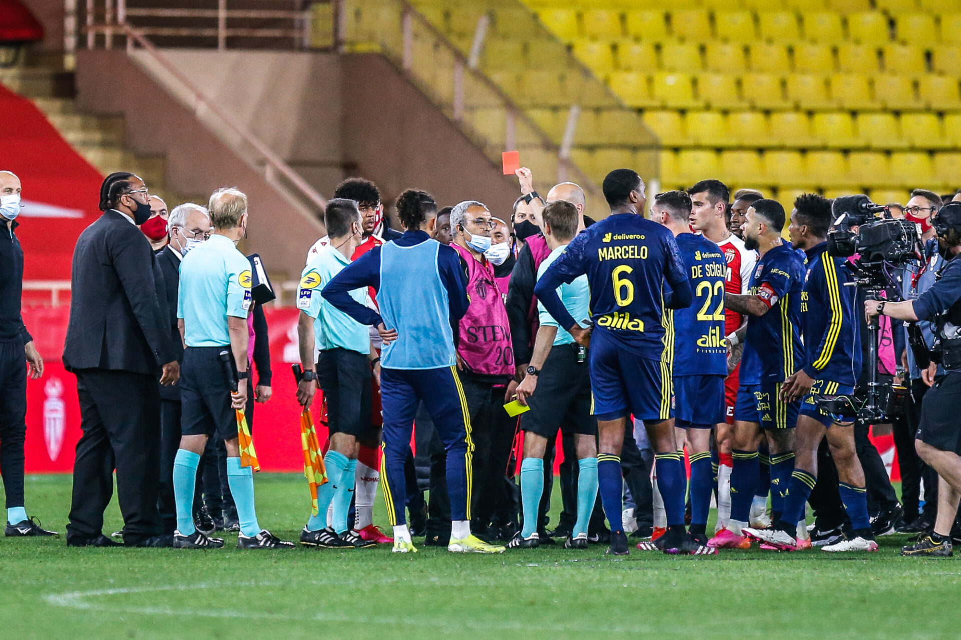 Clément Turpin adresse un carton rouge à Willem Geubbels. Icon Sport