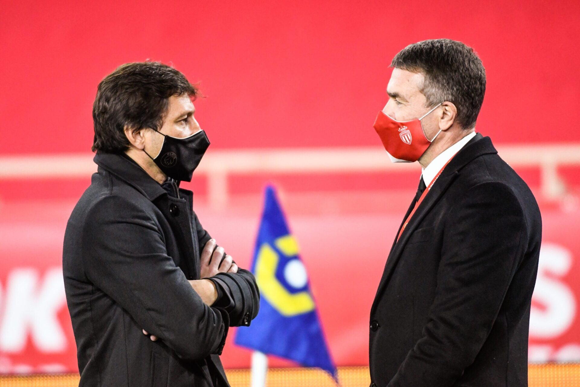 Oleg Petrov en discussion avec Leonardo, le directeur sportif du PSG (iconsport) Oleg Petrov en discussion avec Leonardo, le directeur sportif du PSG (iconsport)
