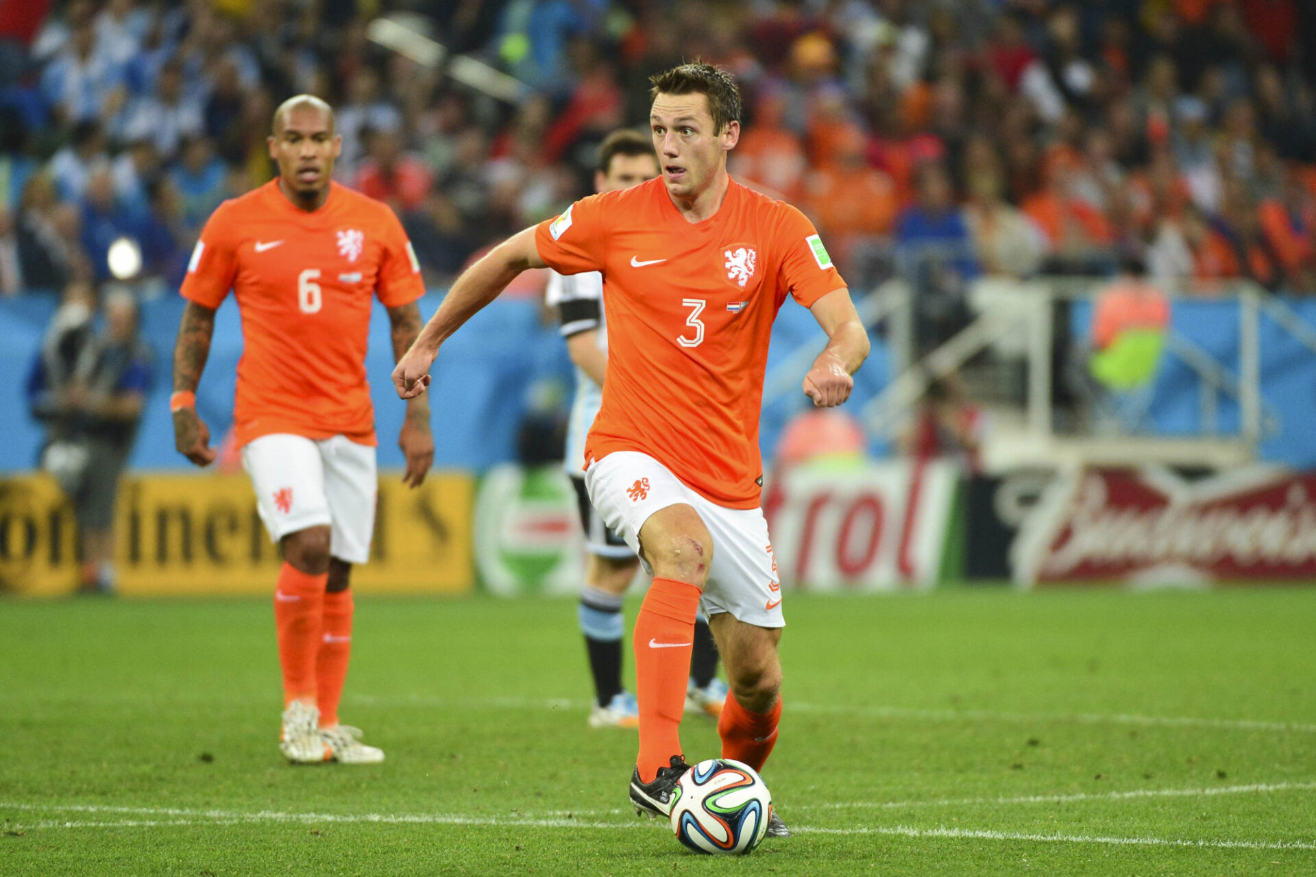 Stefan de Vrij, titulaire des Pays-Bas à la Coupe du monde 2014, ici face à l'Argentine de Lionel messi en demi-finales. Icon SPort