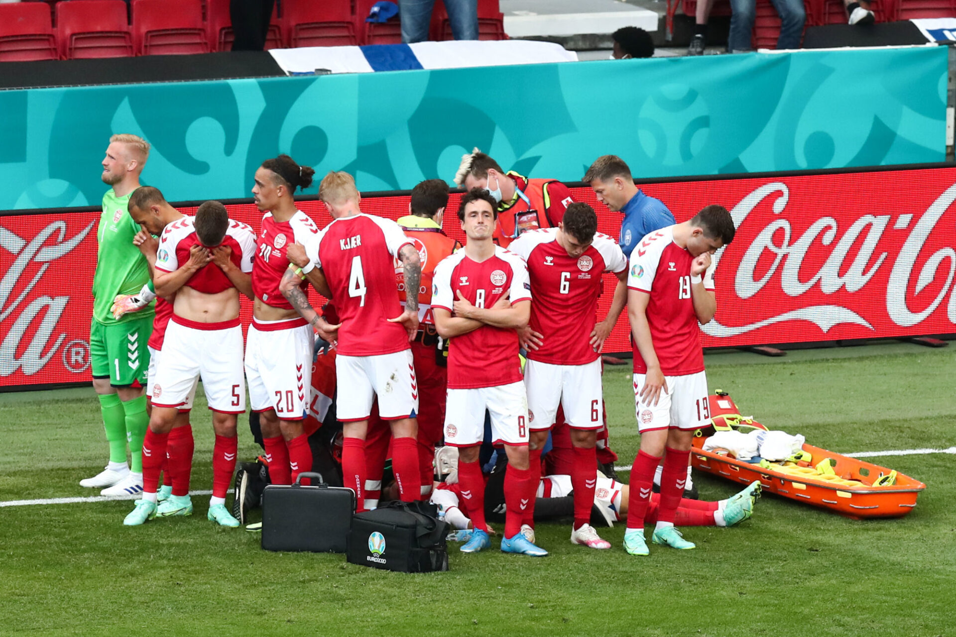 Les joueurs du Danemark entourent Christian Eriksen après l'intervention de l'équipe médicale. Icon Sport Les joueurs du Danemark entourent Christian Eriksen après l'intervention de l'équipe médicale. Icon Sport