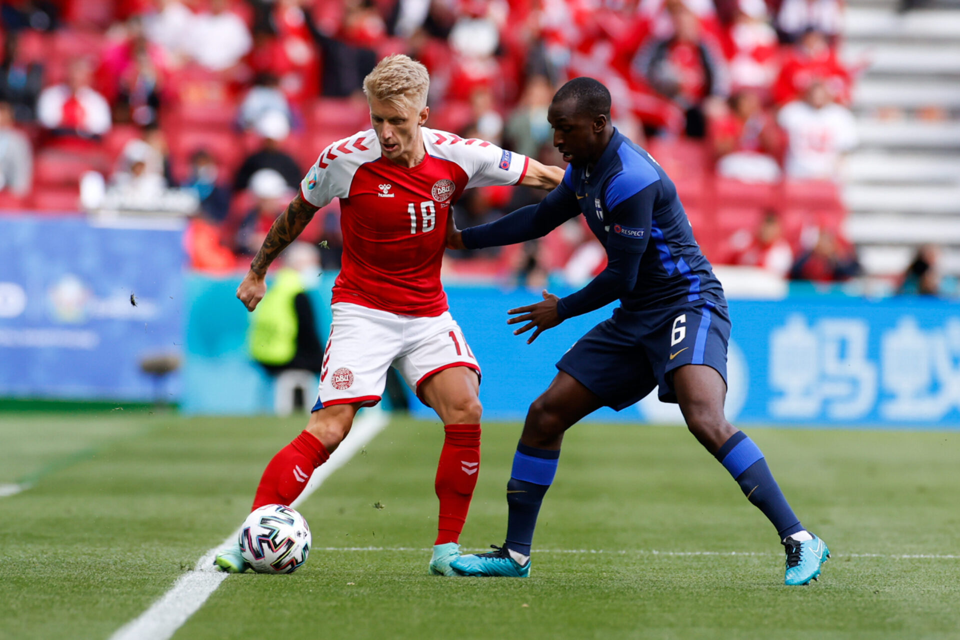 Interrompu pendant 1h50, le match entre le Danemark et la Finlande avait repris samedi soir (iconsport)