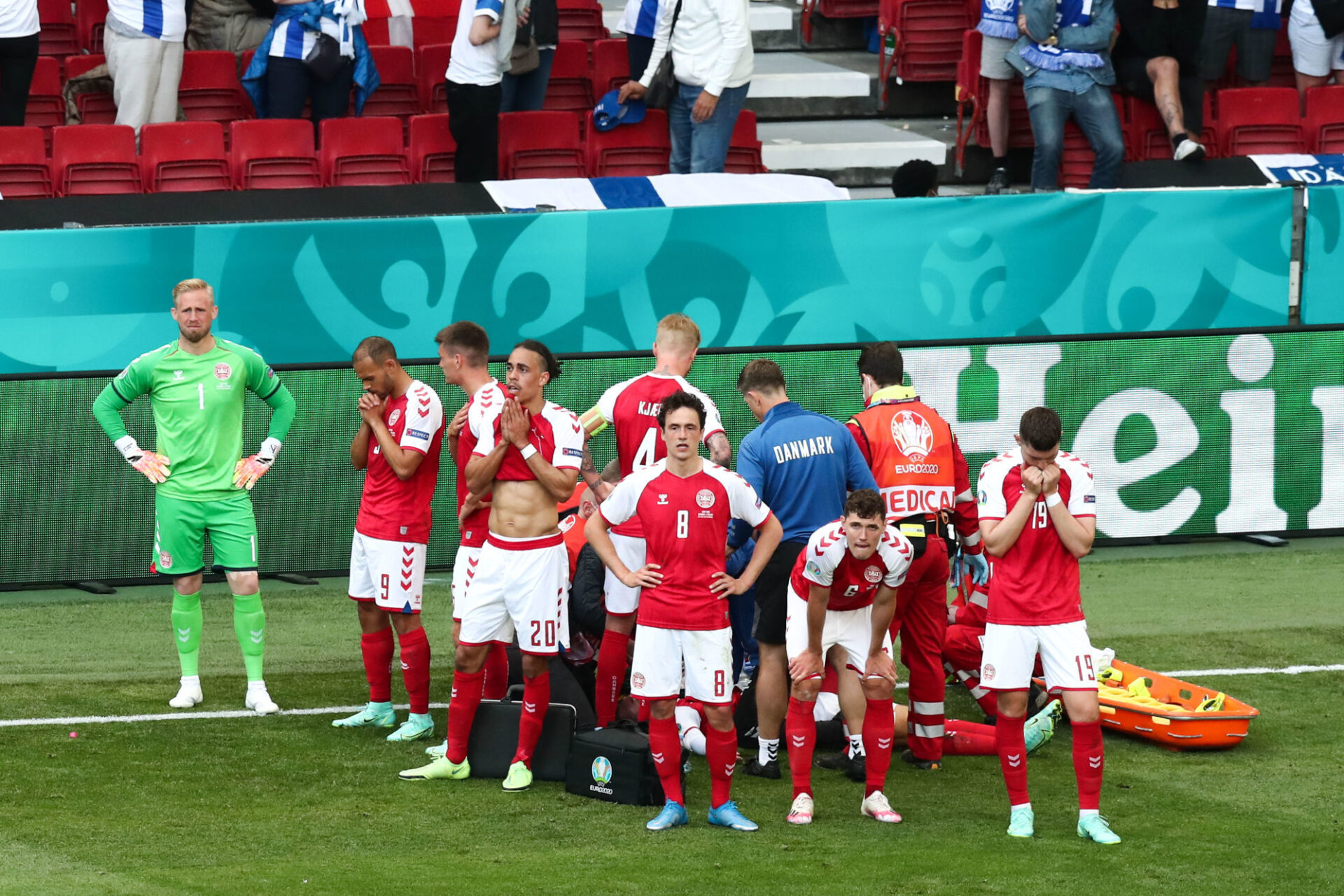 Christian Eriksen, entouré par ses coéquipiers, est secouru par l'équipe médicale. Icon Sport