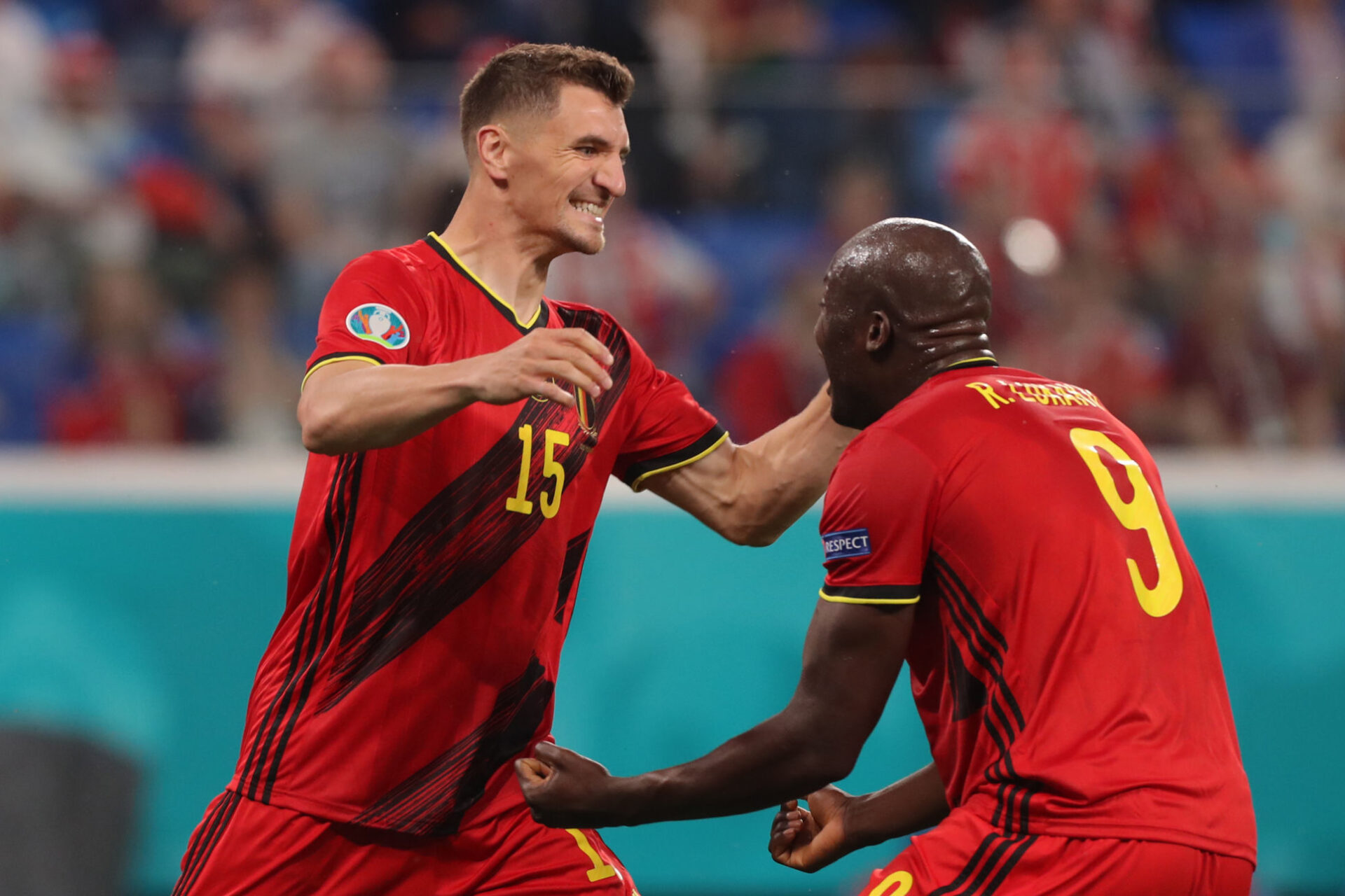 Artem Dzyuba, ici en remise pour Ozdoev, a &eacute;t&eacute; pr&eacute;cieux dans son r&ocirc;le de point d'appui pour la Russie... sauf que personne n'&eacute;tait l&agrave; pour le soutenir. Icon Sport