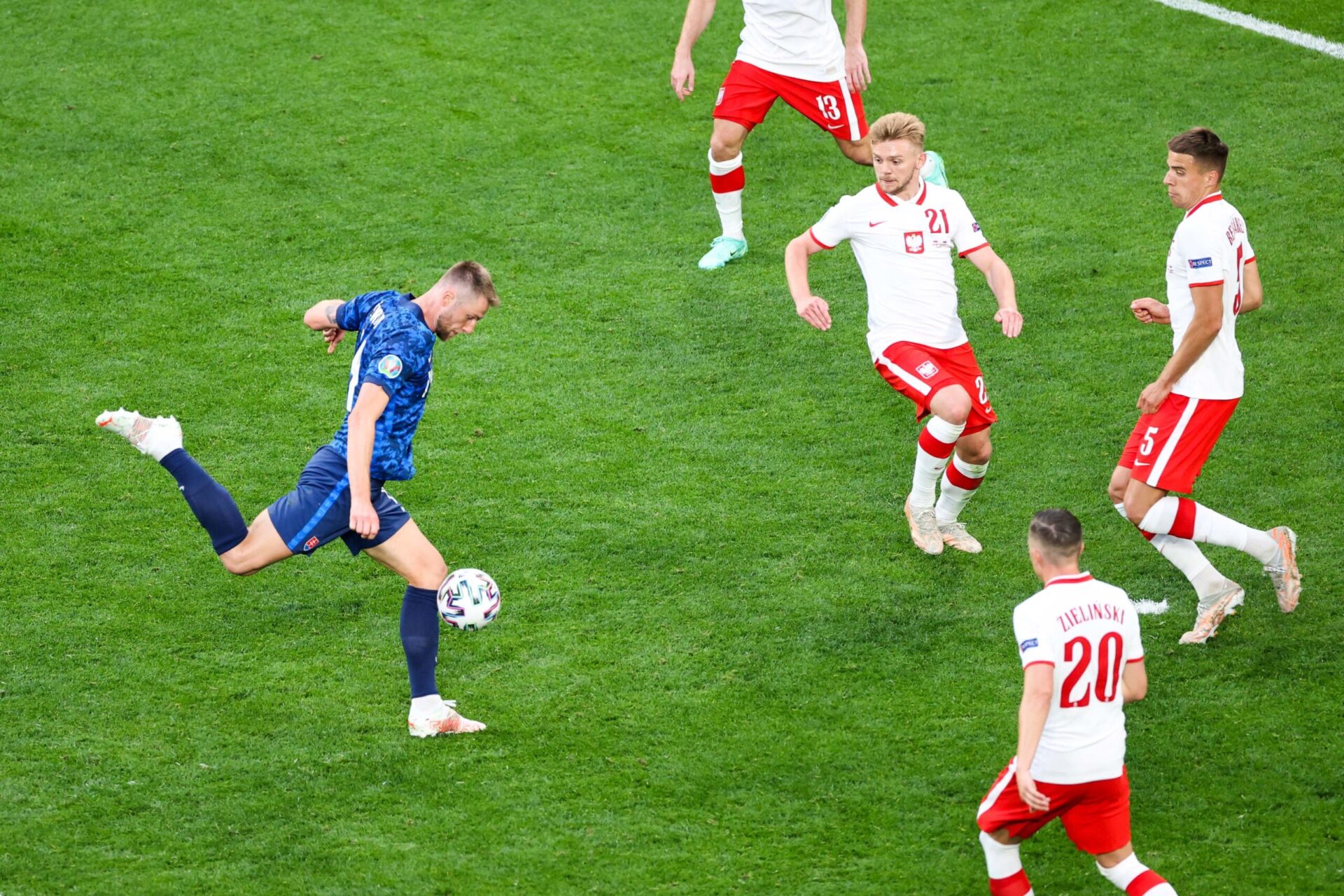 Luk&aacute;&scaron; Hr&aacute;deck&yacute; a fait des miracles avec la Finlande contre le Danemark (1-0). Icon Sport