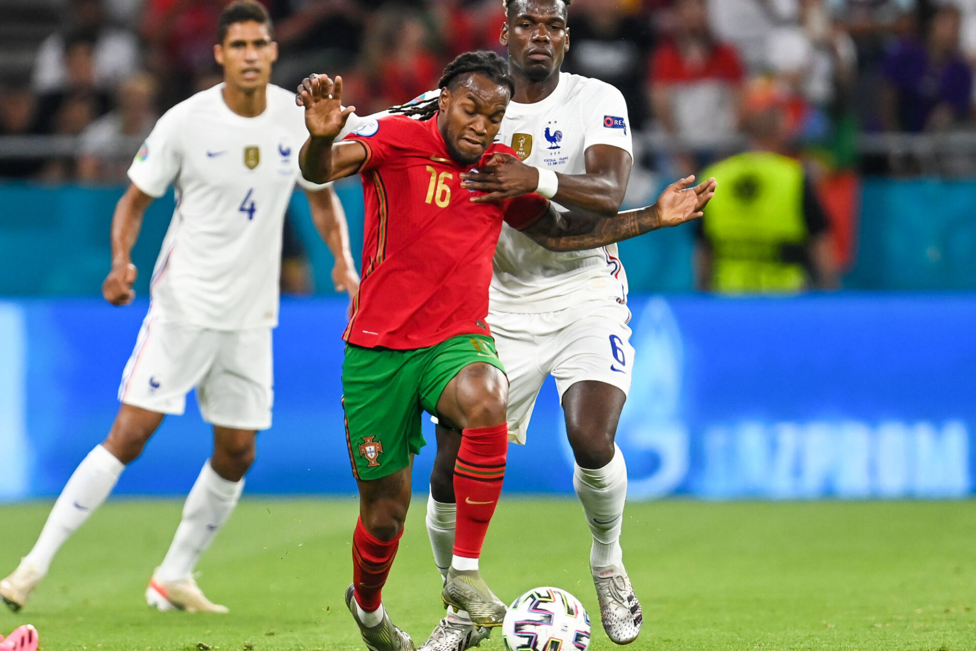 Kylian Mbapp&eacute;, surveill&eacute; de pr&egrave;s par Nelson Semedo et Bernardo Silva (iconsport)