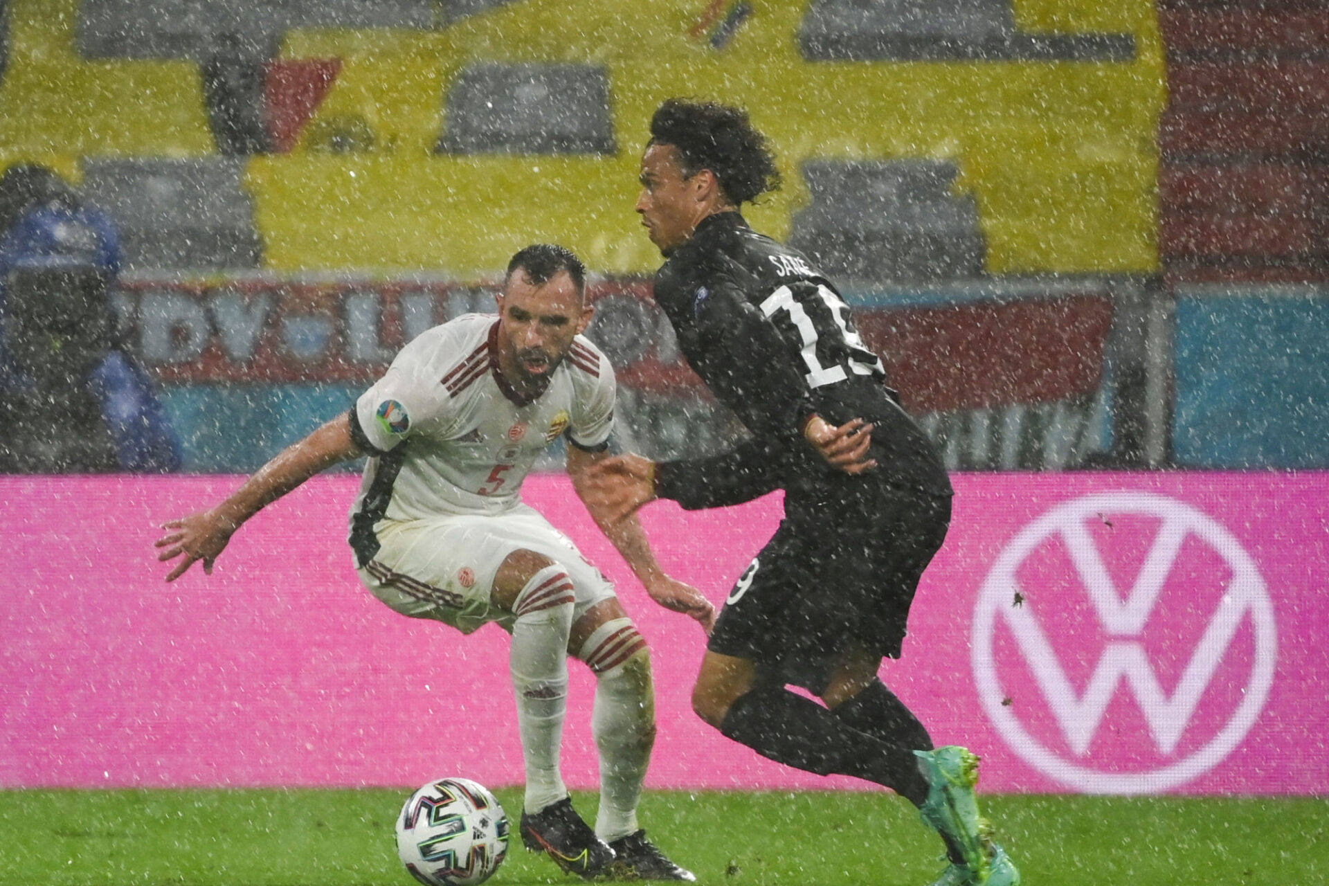 La Hongrie, h&eacute;ro&iuml;que, a pli&eacute; en fin de match face &agrave; l'Allemagne de Mats Hummels, qui se qualifie tant bien que mal pour la suite de l'Euro 2020. Icon Sport
