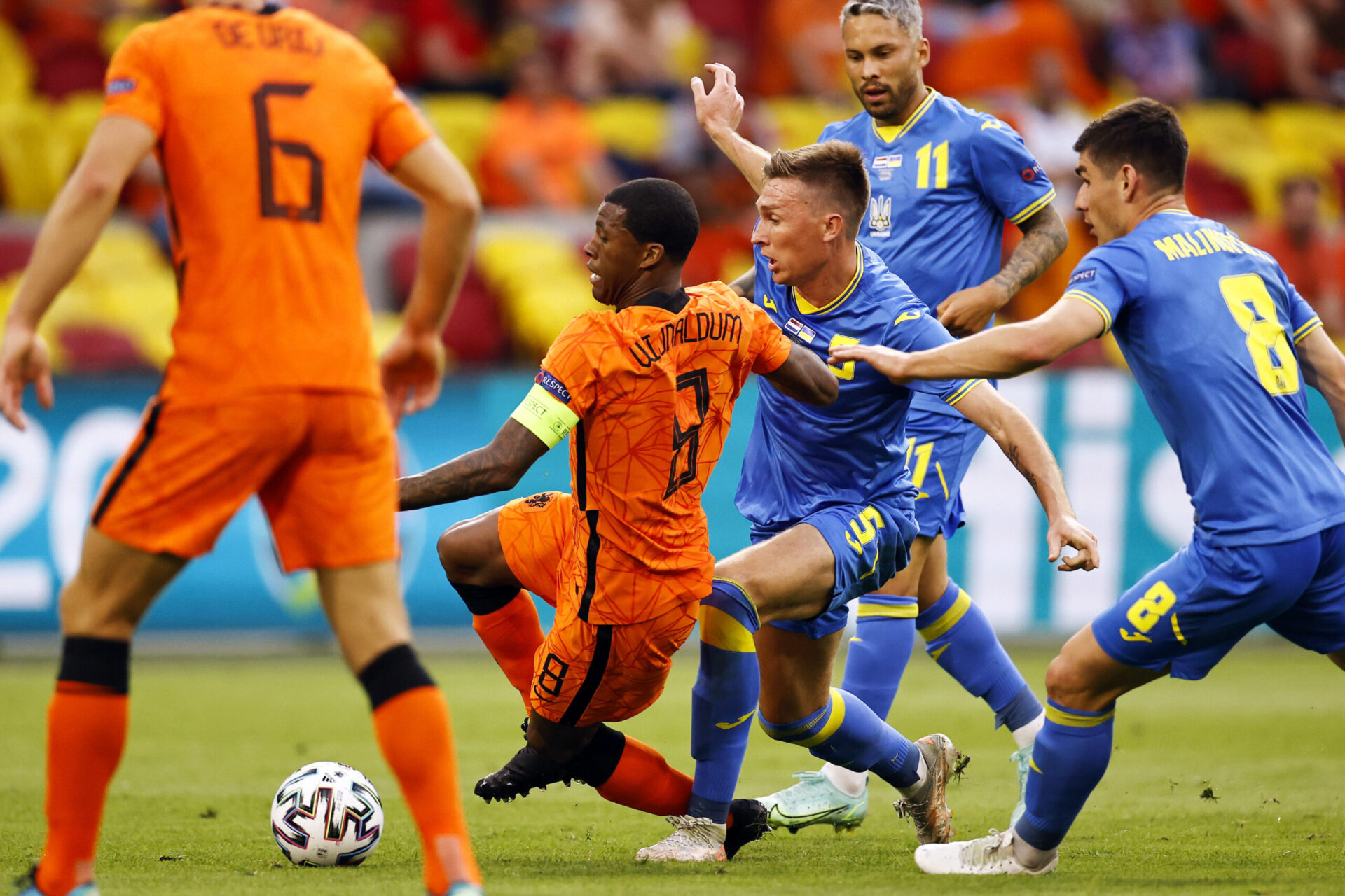 Wijnaldum entre plusieurs ukrainiens (iconsport)