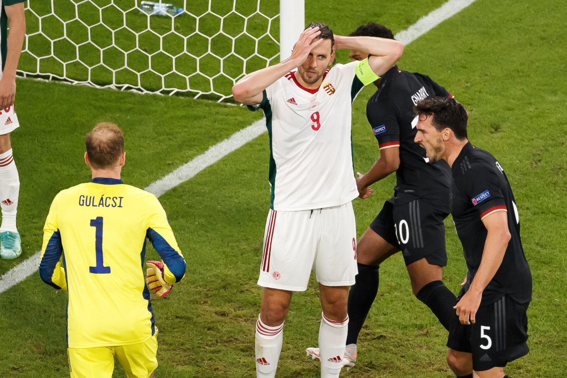 La Hongrie, h&eacute;ro&iuml;que, a pli&eacute; en fin de match face &agrave; l'Allemagne de Mats Hummels, qui se qualifie tant bien que mal pour la suite de l'Euro 2020. Icon Sport