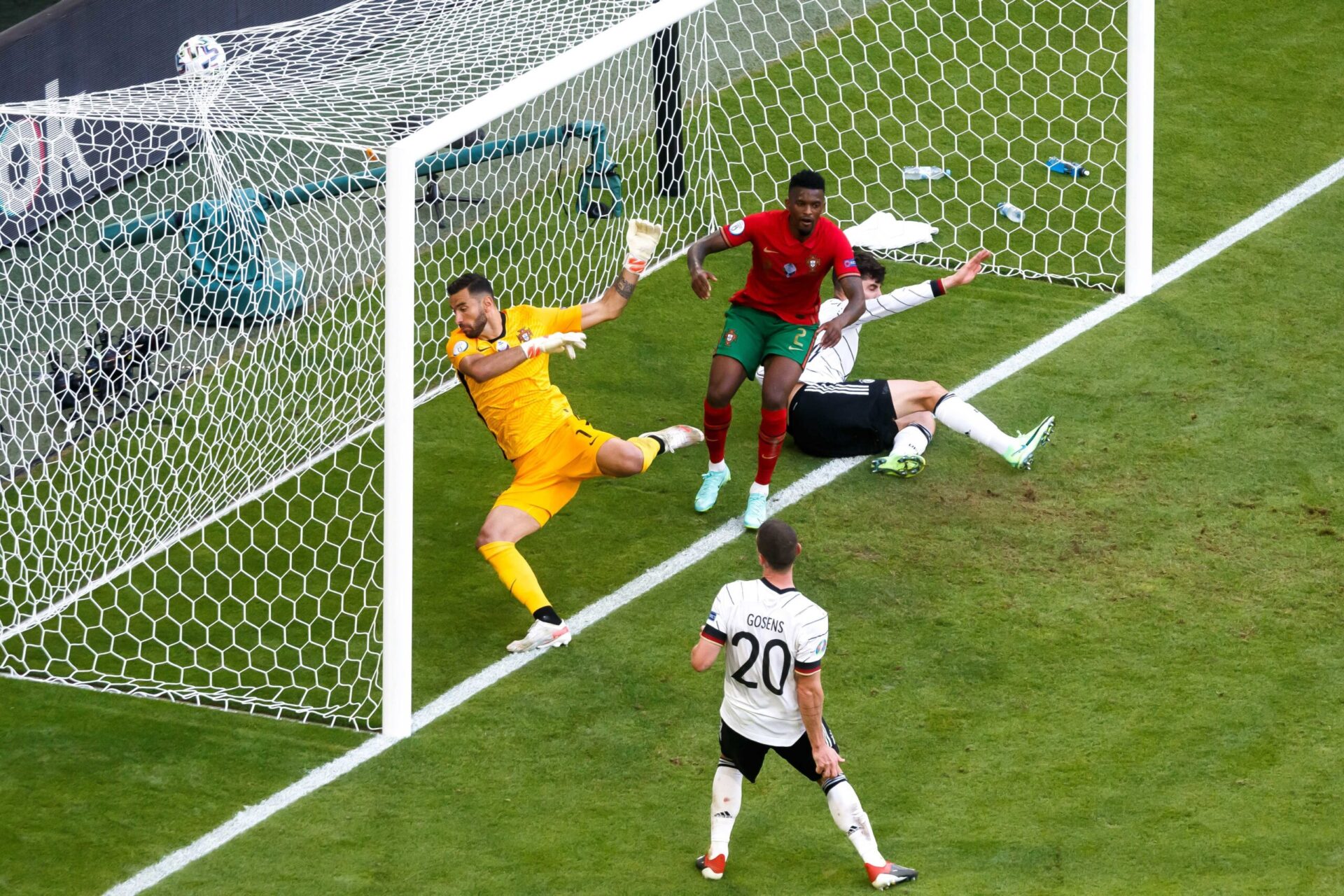 Gulacsi, dans l'équipe type après son grand match contre la France. Icon Sport Gulacsi, dans l'équipe type après son grand match contre la France. Icon Sport