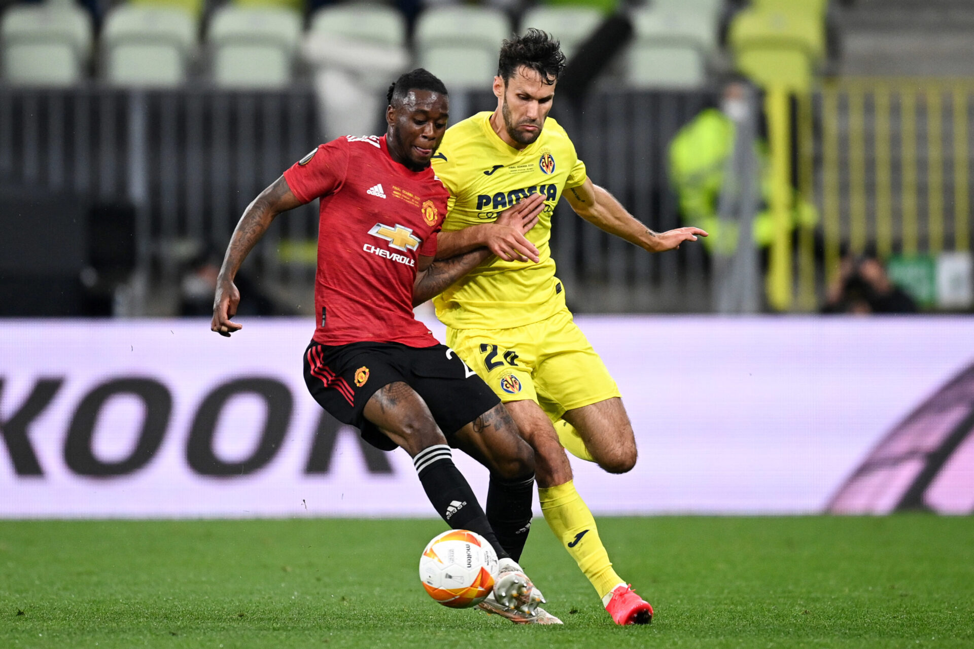 Aaron Wan-Bissaka au duel avec Alfonso Pedraza pendant la finale d'Europa League (iconsport)