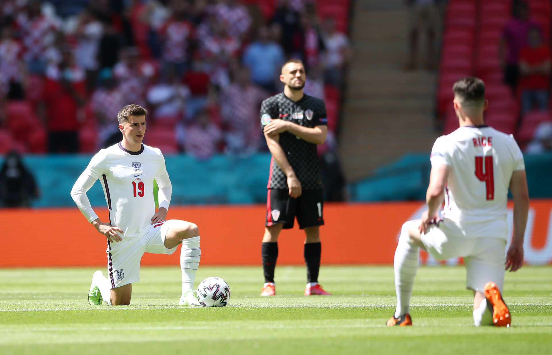 Mason Mount titulaire avec l'Angleterre avec au second plan Mateo Kovacic, son coéquipier à Chelsea (iconsport) Mason Mount titulaire avec l'Angleterre avec au second plan Mateo Kovacic, son coéquipier à Chelsea (iconsport)