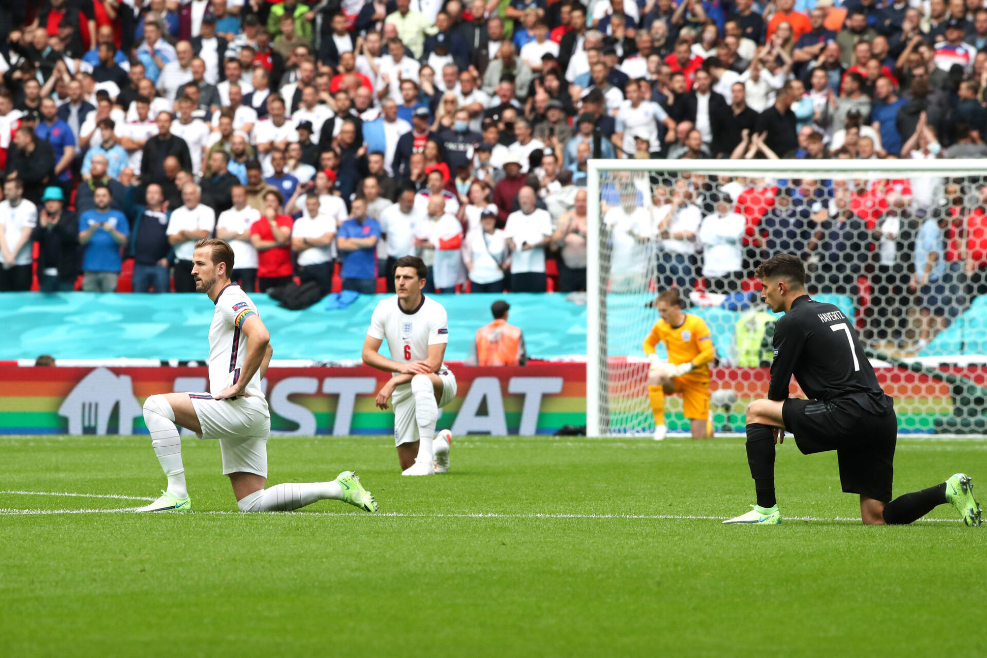Anglais et Allemands ont pos&eacute; le genou &agrave; terre avant le coup d'envoi du match Angleterre - Allemagne (iconsport)