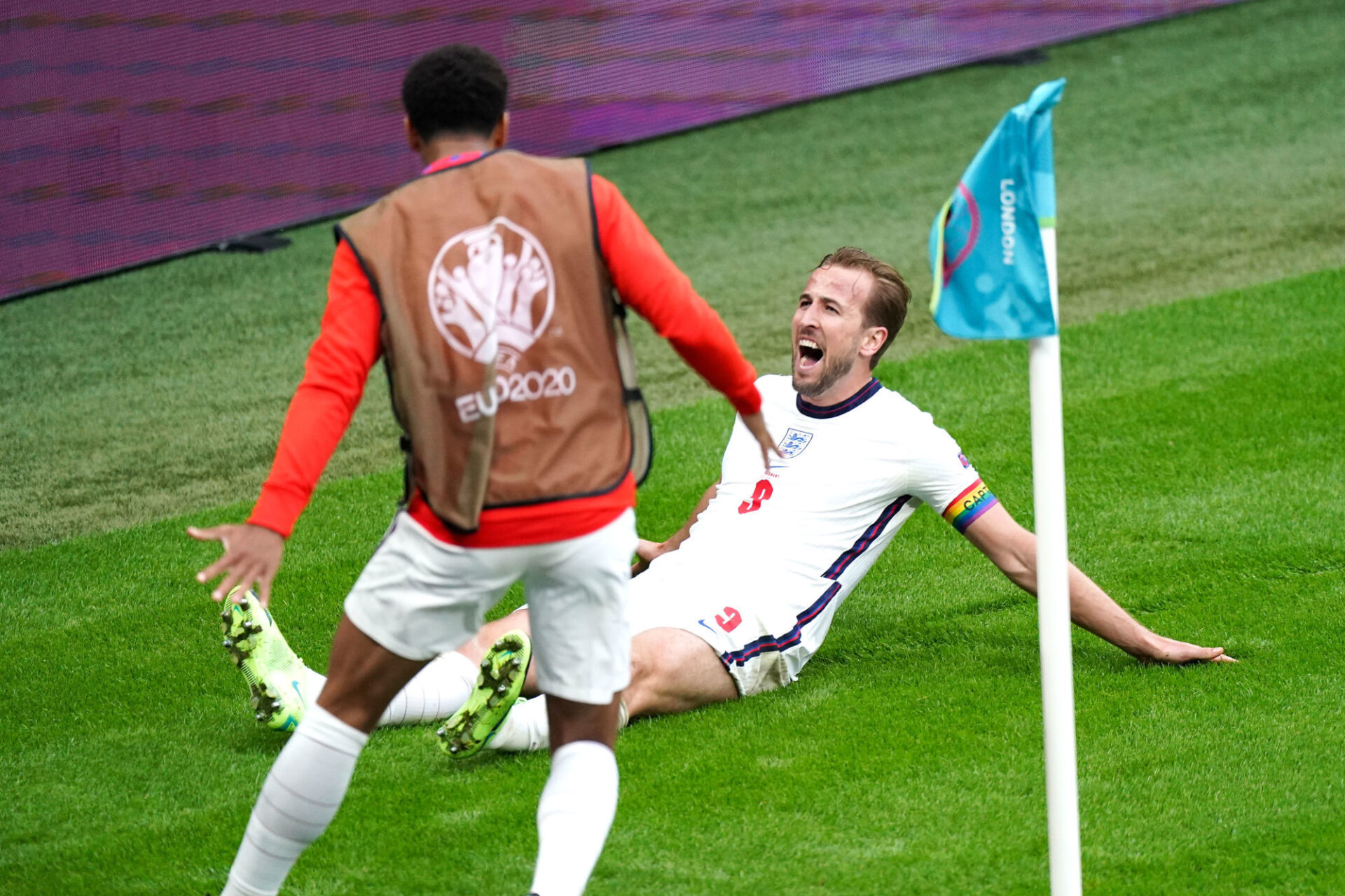Anglais et Allemands ont pos&eacute; le genou &agrave; terre avant le coup d'envoi du match Angleterre - Allemagne (iconsport)