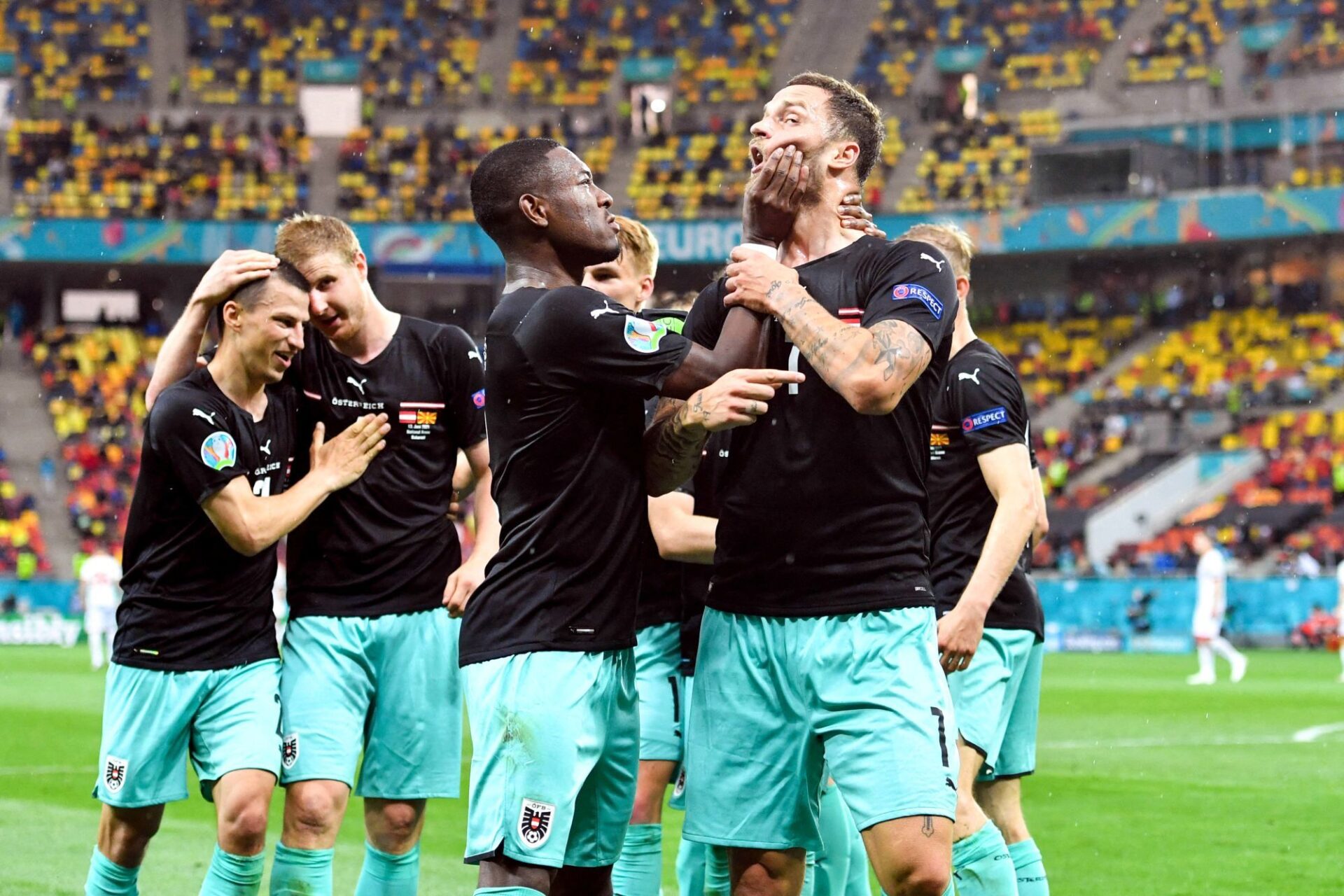 Marko Arnautovic, l'attaquant de l'Autriche, insulte Ezgjan Alioski (n°8 de la Macédoine du Nord) après son but. Icon Sport Marko Arnautovic, l'attaquant de l'Autriche, insulte Ezgjan Alioski (n°8 de la Macédoine du Nord) après son but. Icon Sport