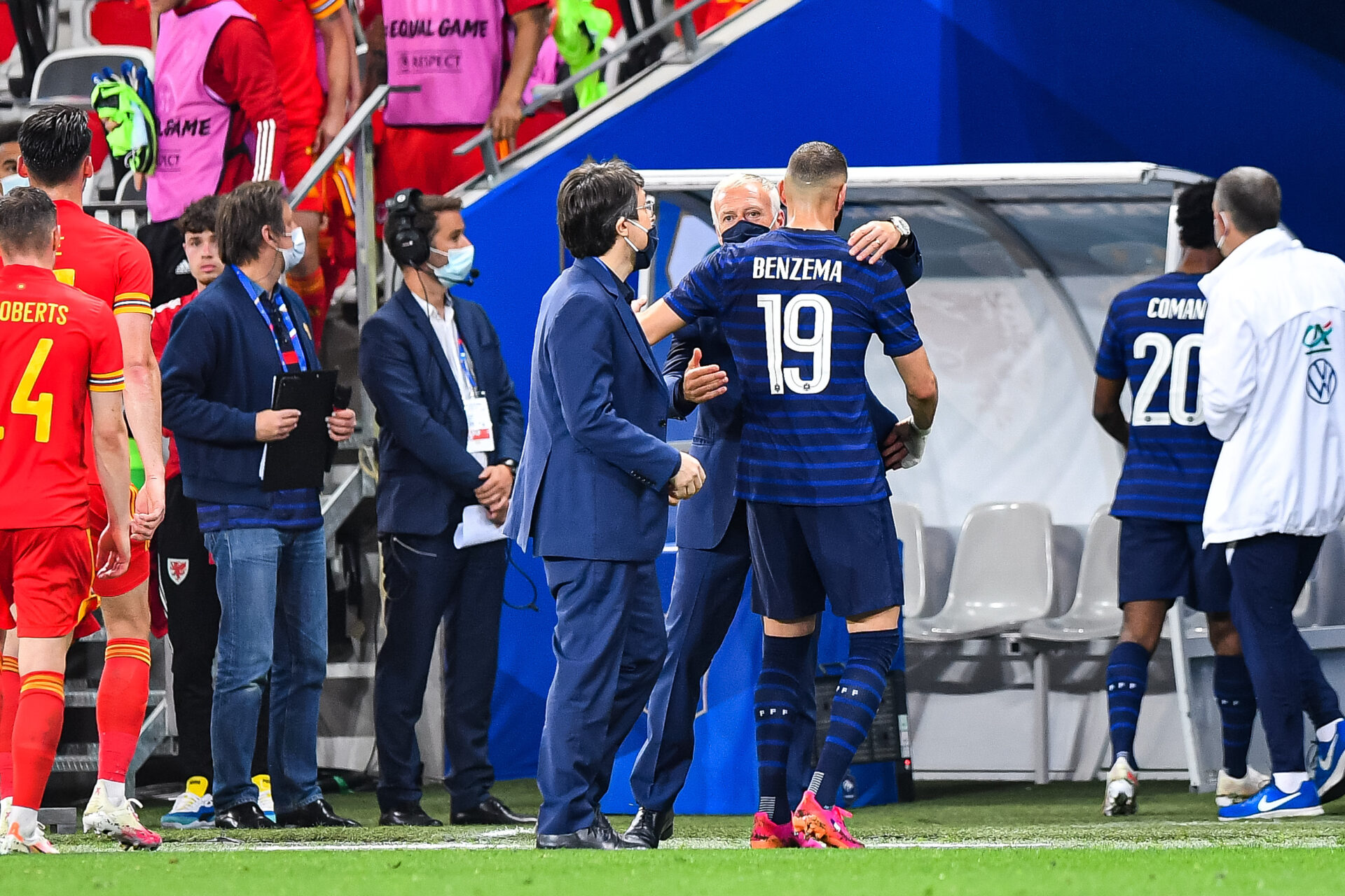 Didier Deschamps a encouragé Karim Benzema après sa sortie sur blessure (iconsport)