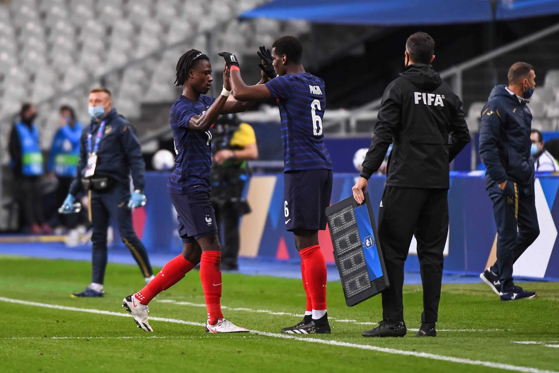 Alors que Paul Pogba est annoncé en partance de Manchester United et que Paris s'intéresse à son profil, le dossier Camavinga pourrait être directement lié à celui du champion du monde 2018 (iconsport)