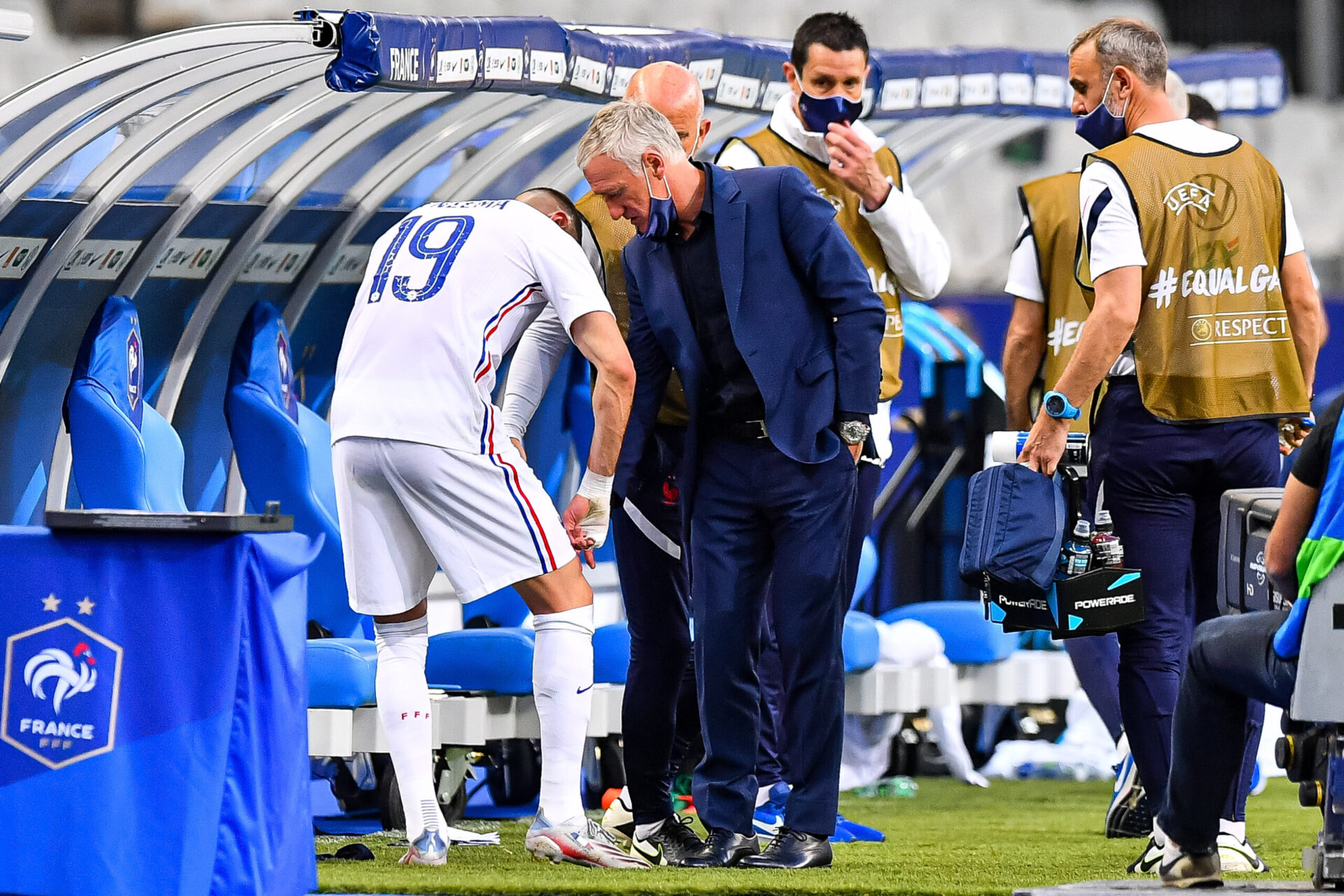 À la mi-temps puis à la fin du match, Didier Deschamps s'était montré rassurant au sujet de l'état de santé de Karim Benzema (iconsport)