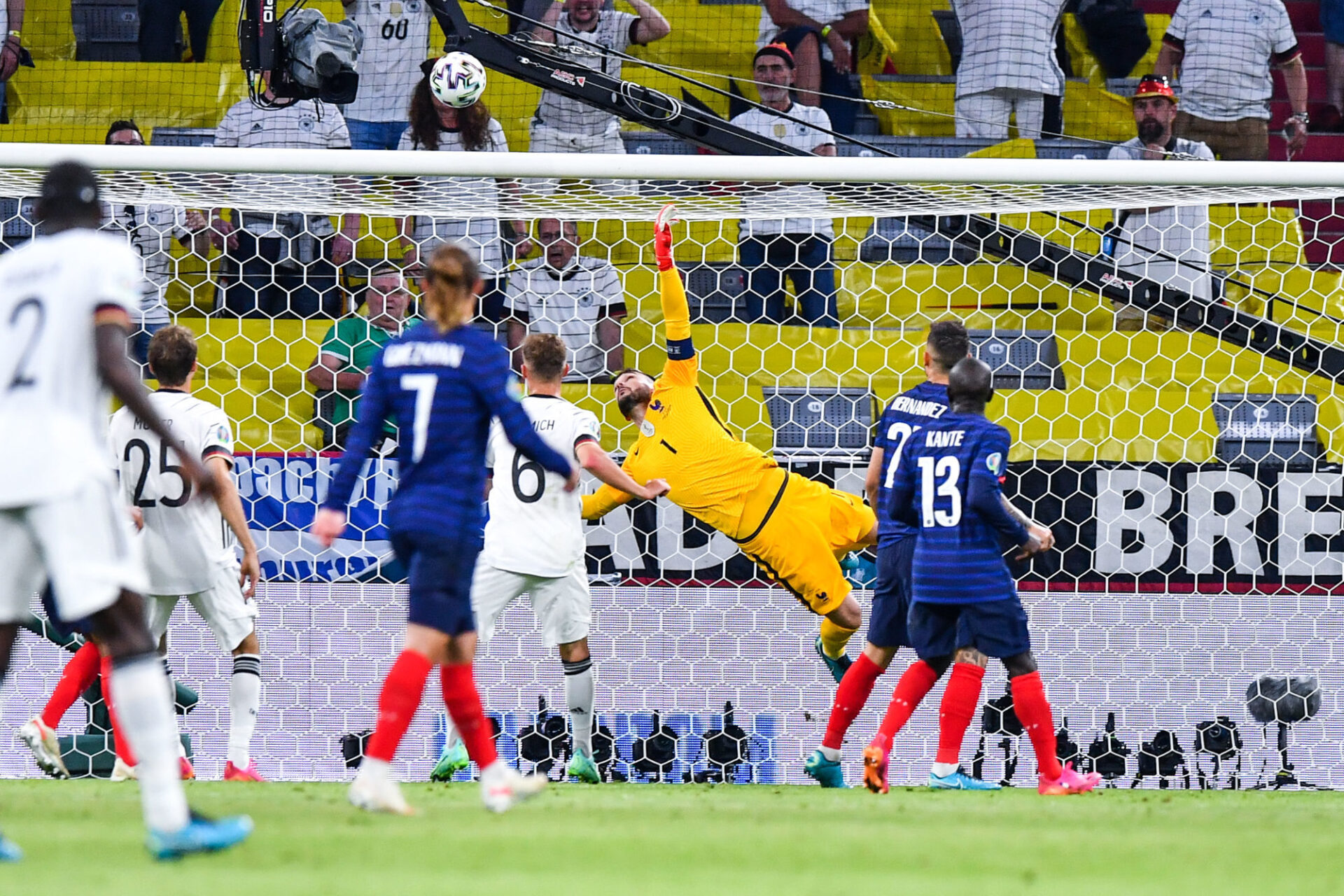 La volée de Gnabry qui passe au-dessus de la barre de Lloris : l'une des rares frayeurs des Bleus. Icon Sport