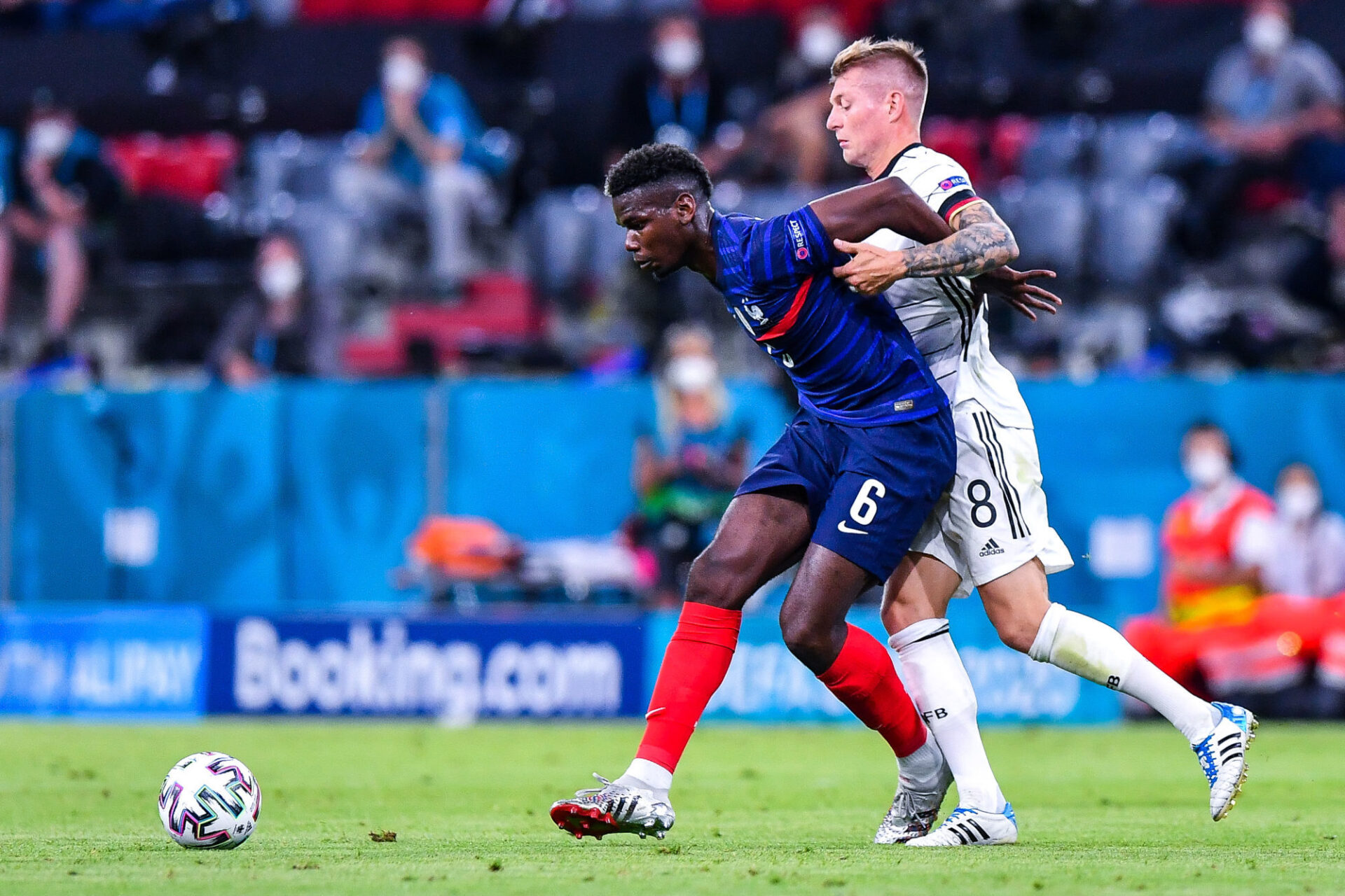 Face à l'Allemagne, Paul Pogba fait le show, sur et en dehors du terrain (iconsport)