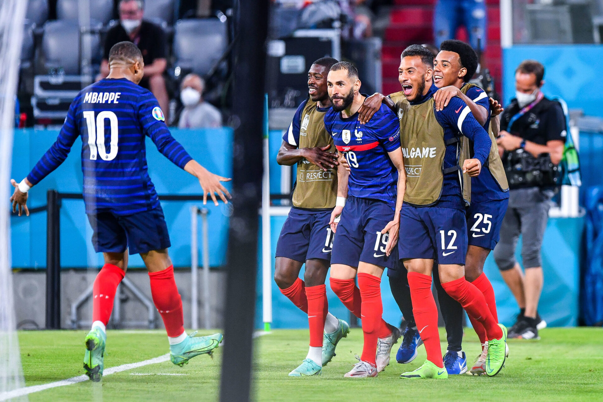 Les Bleus ont tout int&eacute;r&ecirc;t &agrave; gagner contre les Portugais, bien qu'ils soient d&eacute;j&agrave; qualifi&eacute;s pour les huiti&egrave;mes de finale. Icon Sport