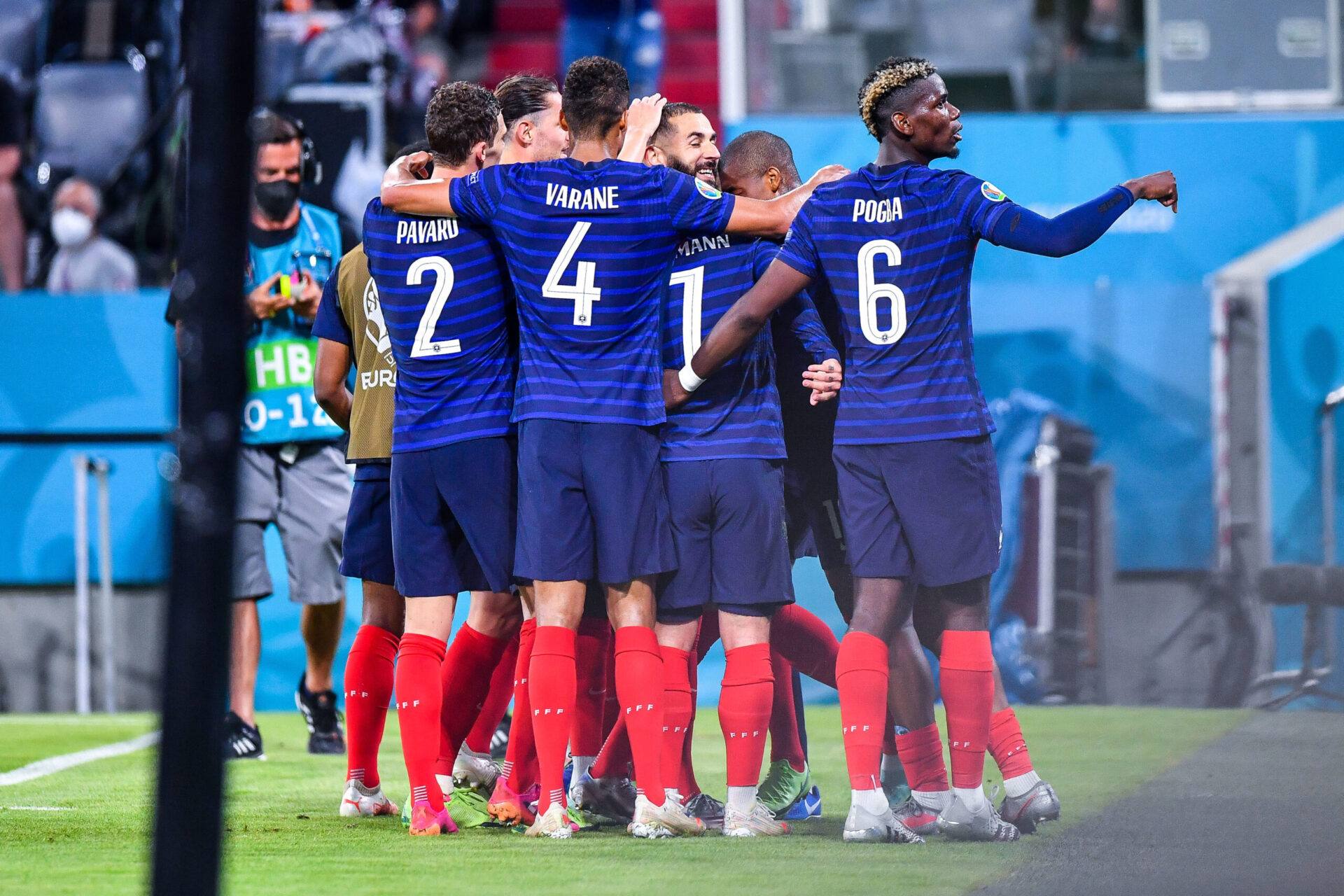 La joie de Varane et ses co&eacute;quipiers sur le but tricolore (iconsport)