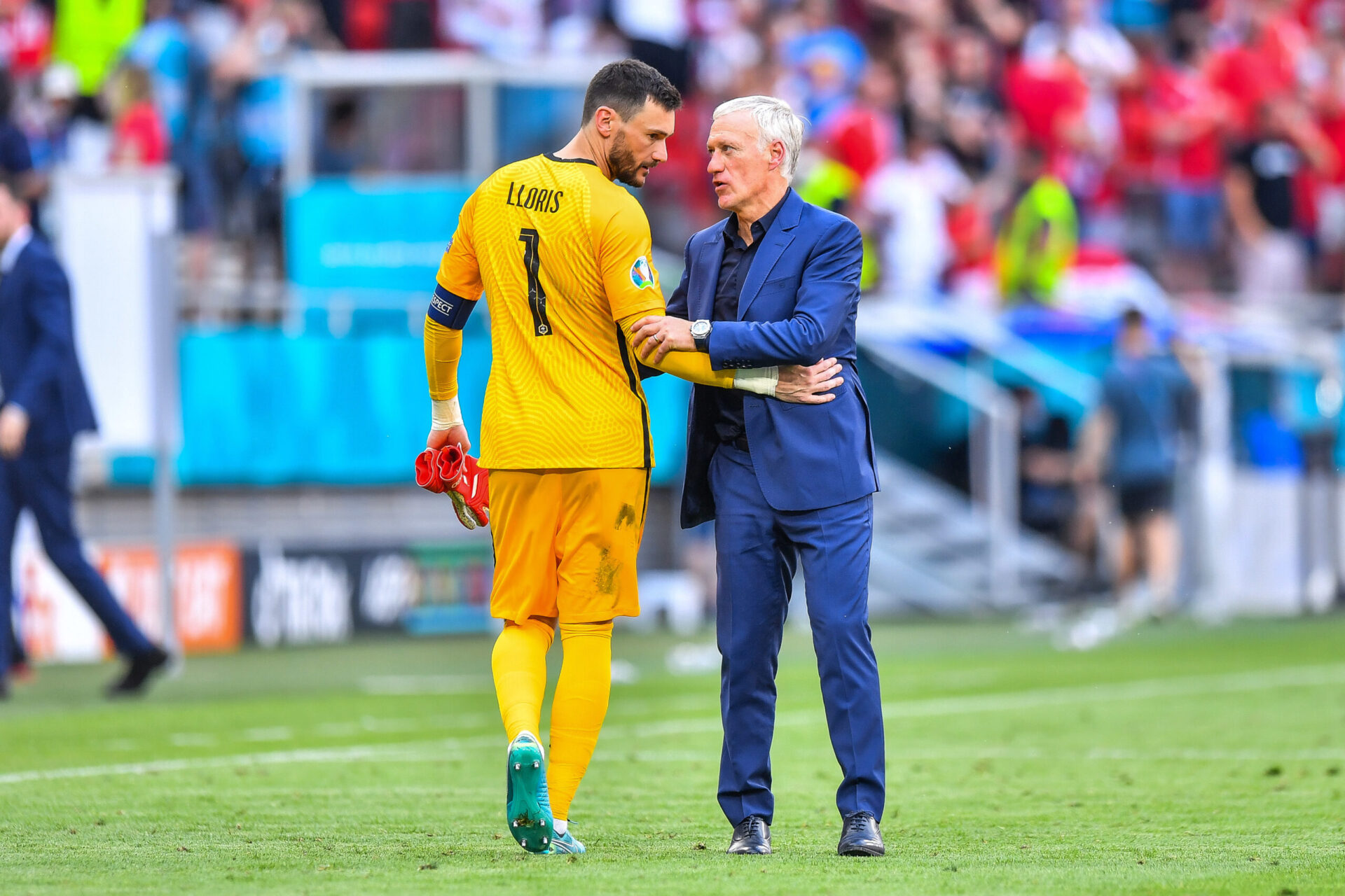 Hugo Lloris en discussion avec Didier Deschamps le sélectionneur de l'Equipe de France (iconsport) Hugo Lloris en discussion avec Didier Deschamps le sélectionneur de l'Equipe de France (iconsport)