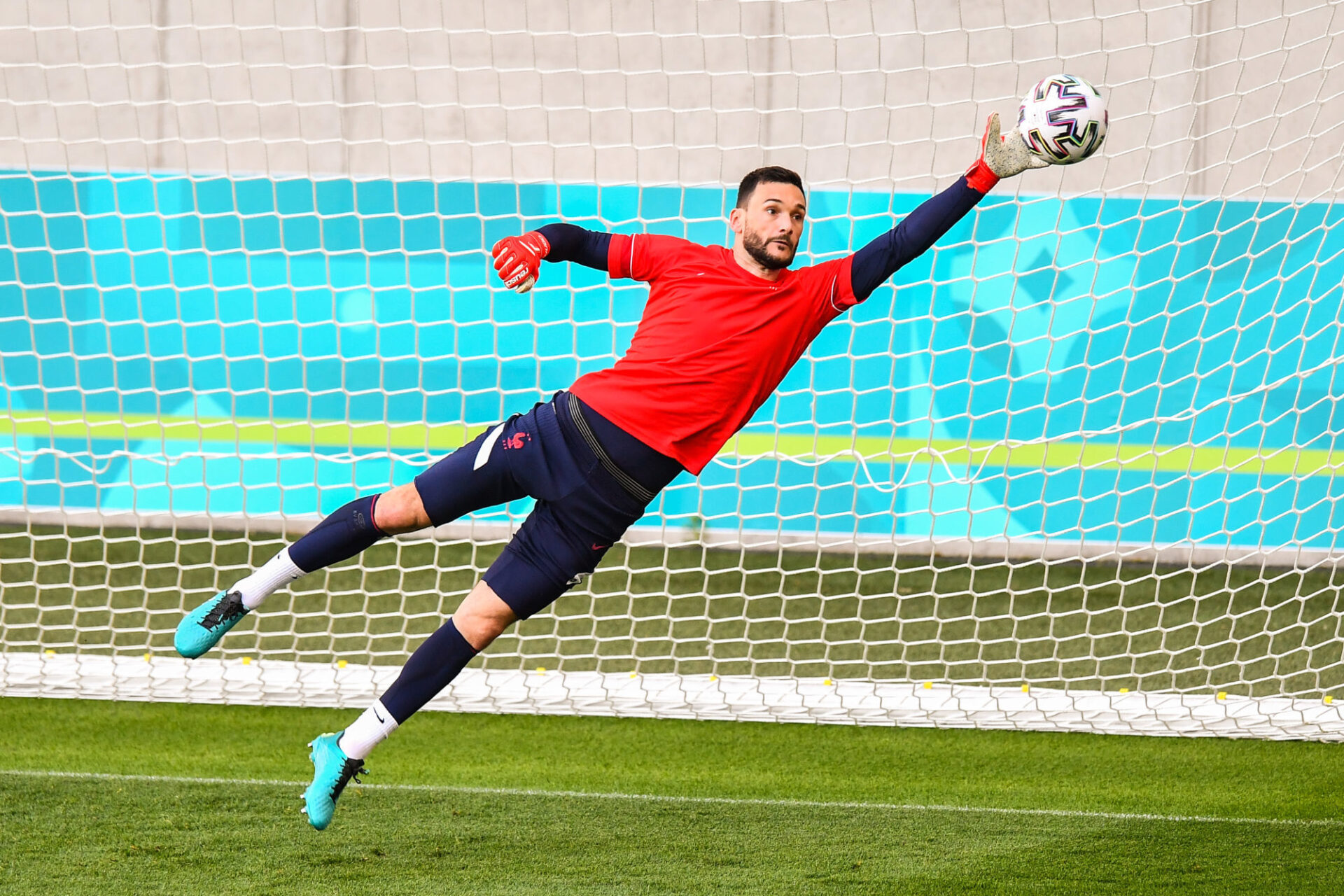 Hugo Lloris souhaite que les Bleus "engrangent de la confiance" face aux Portugais. Icon Sport