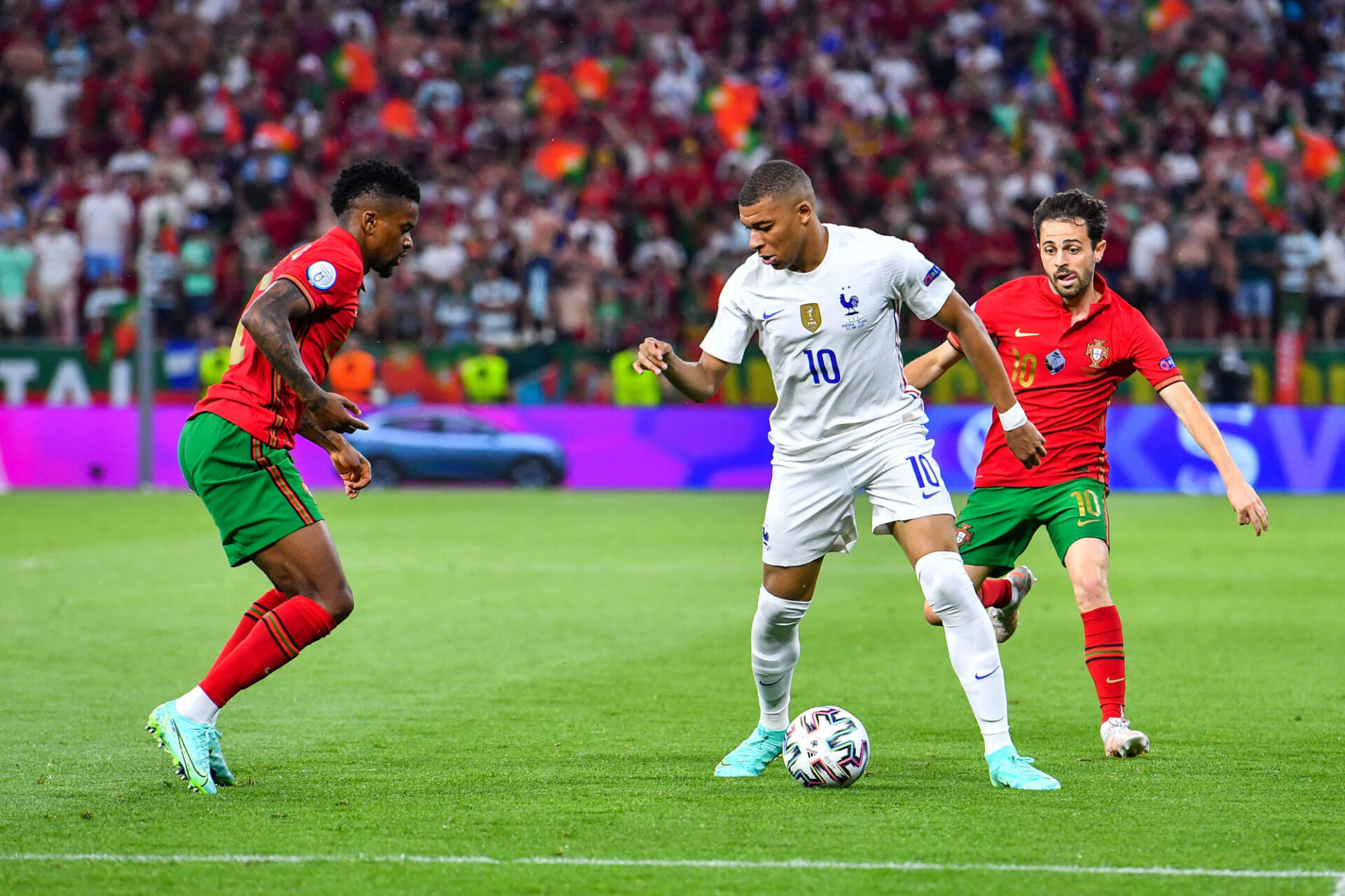 Kylian Mbapp&eacute;, surveill&eacute; de pr&egrave;s par Nelson Semedo et Bernardo Silva (iconsport)