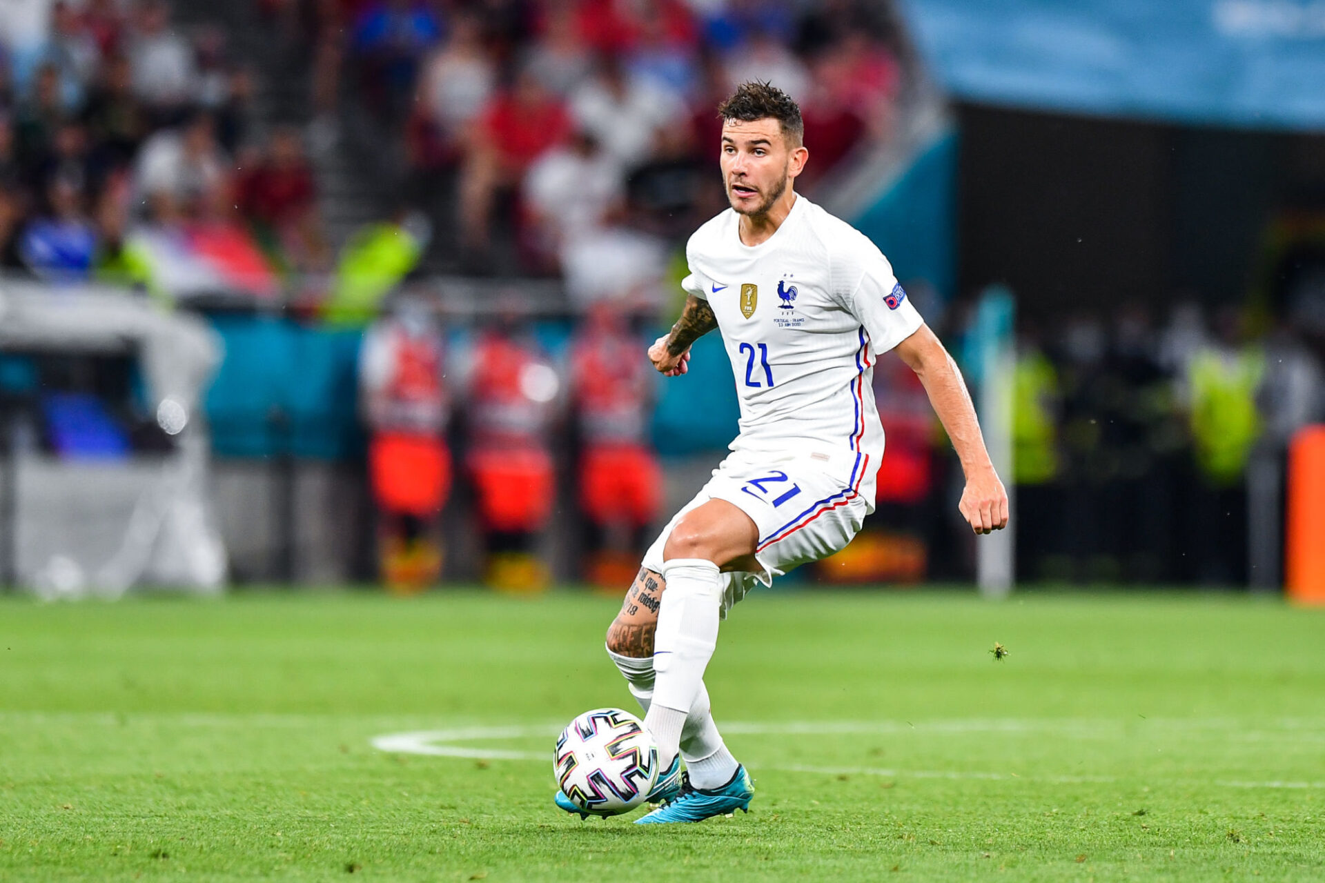 Apr&egrave;s une premi&egrave;re p&eacute;riode difficile contre le Portugal, Hernandez a c&eacute;d&eacute; sa place &agrave; la mi-temps en raison d'une alerte au genou (iconsport)