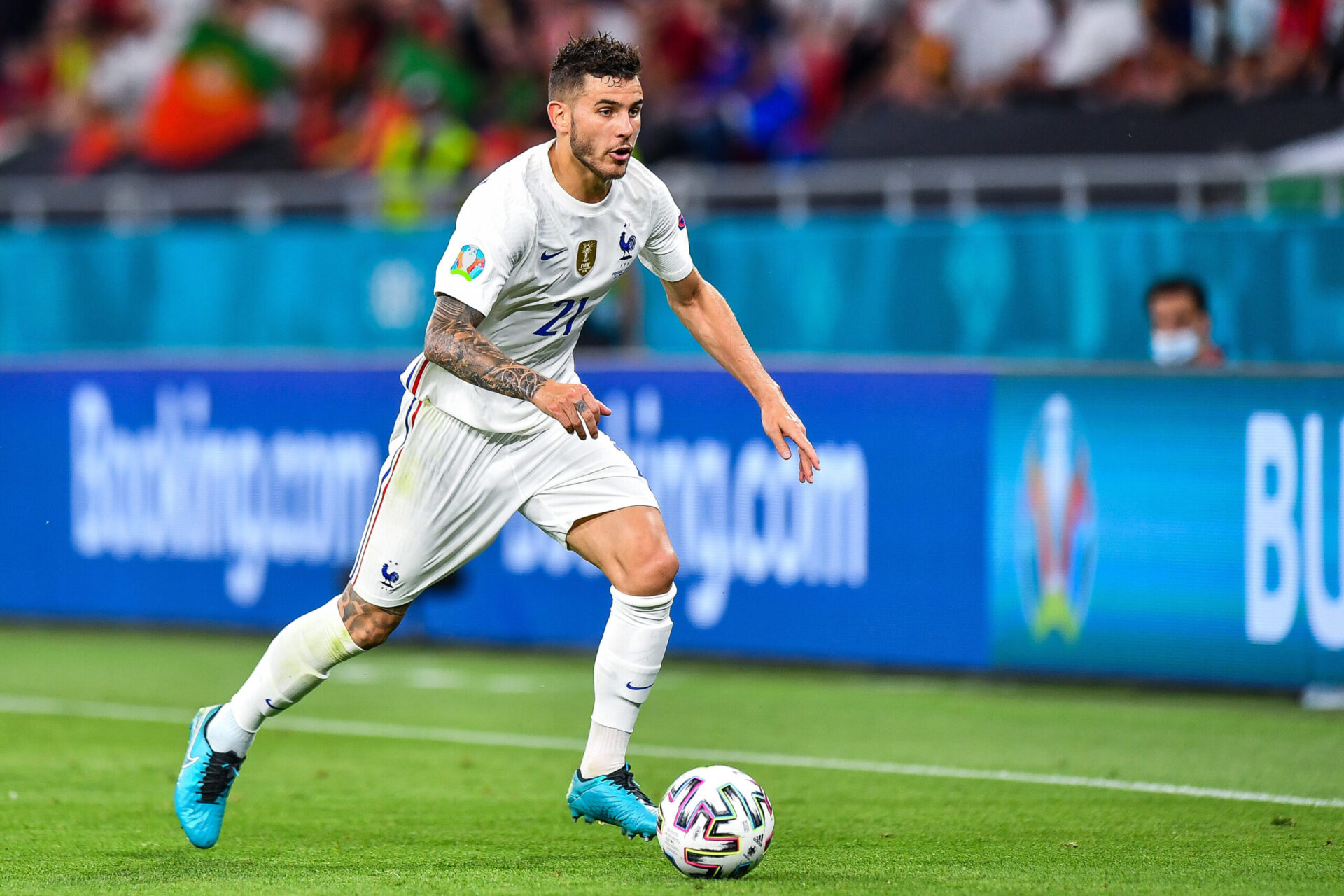 Apr&egrave;s une premi&egrave;re p&eacute;riode difficile contre le Portugal, Hernandez a c&eacute;d&eacute; sa place &agrave; la mi-temps en raison d'une alerte au genou (iconsport)