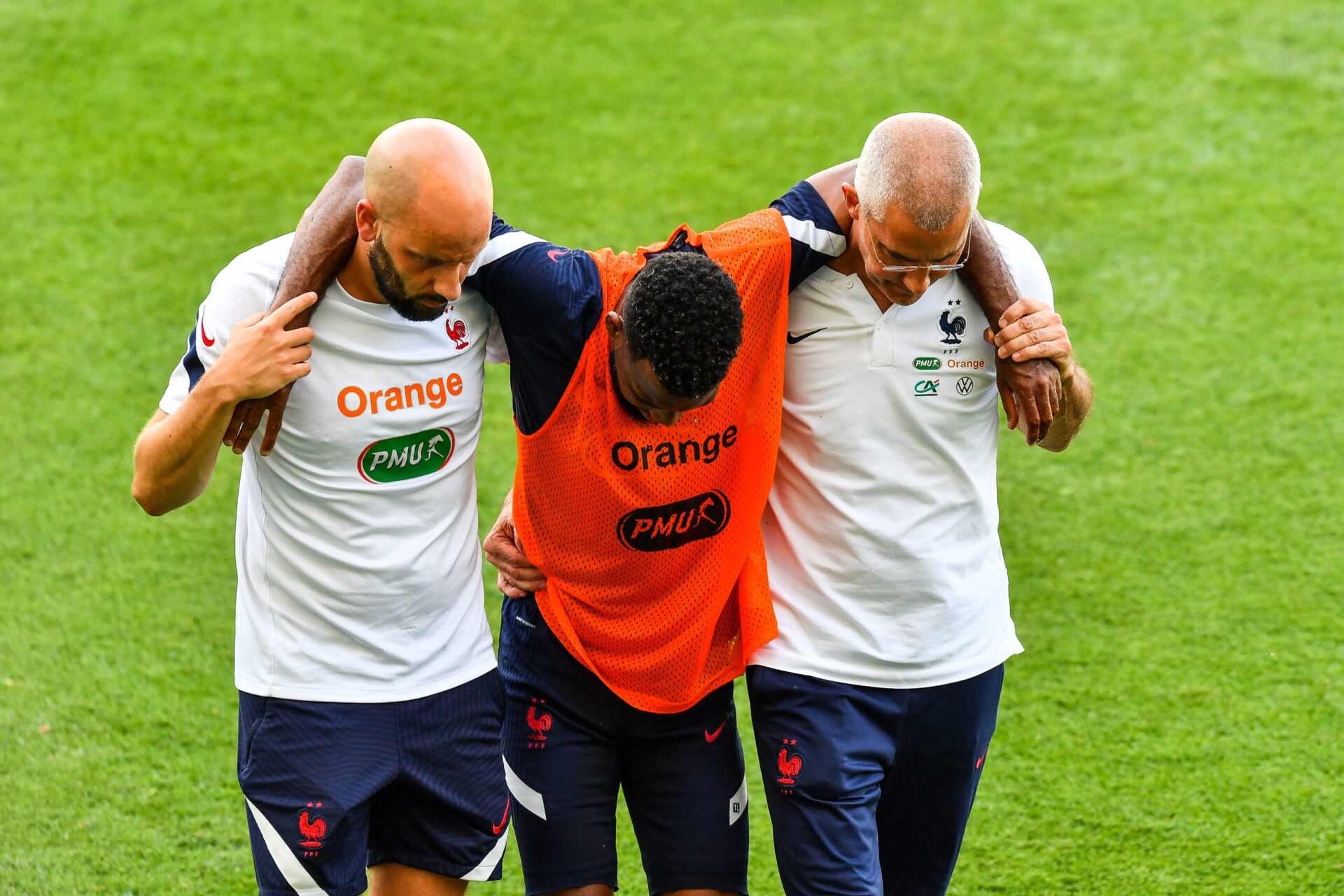 Apr&egrave;s une premi&egrave;re p&eacute;riode difficile contre le Portugal, Hernandez a c&eacute;d&eacute; sa place &agrave; la mi-temps en raison d'une alerte au genou (iconsport)