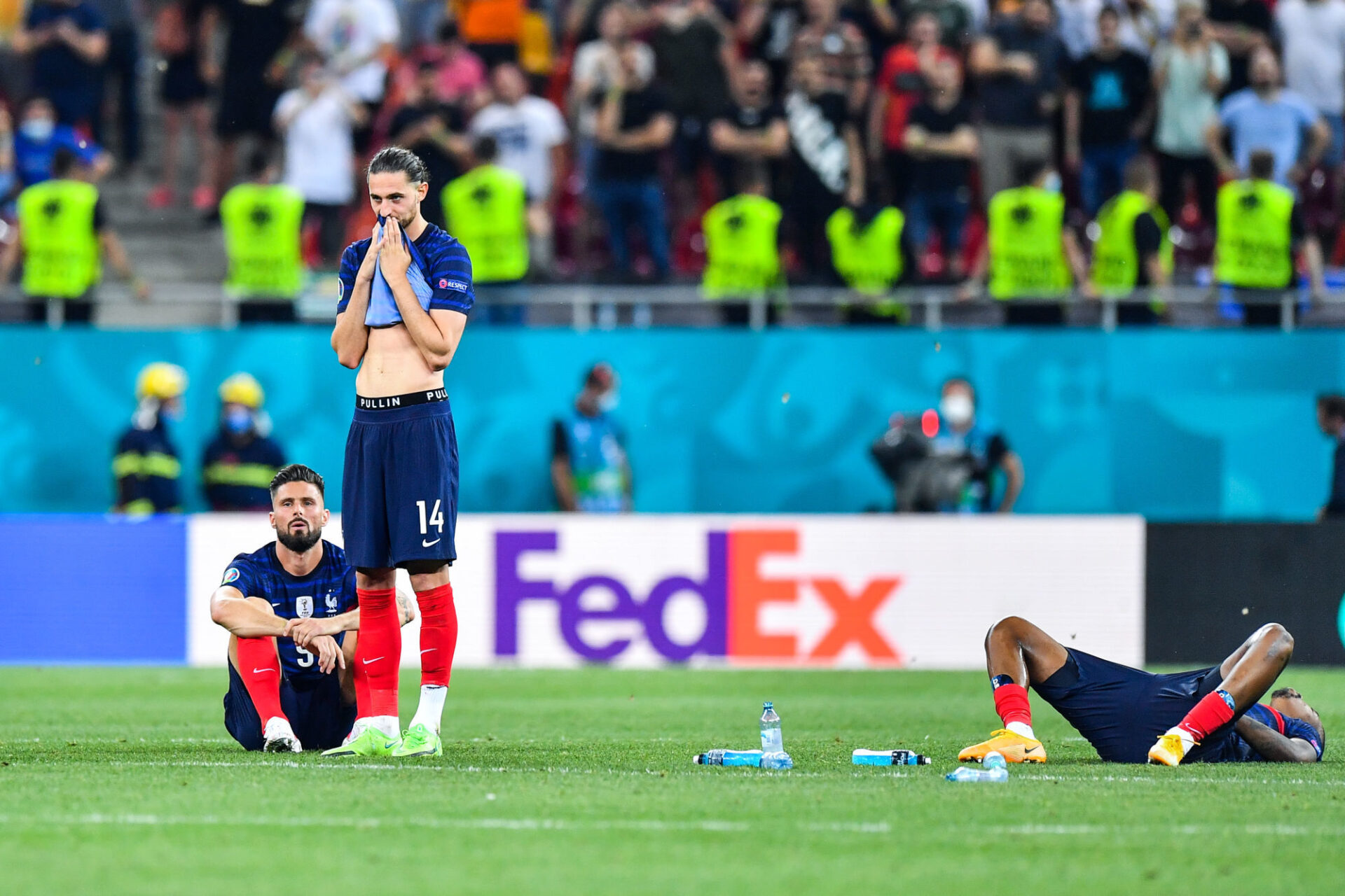 Olivier Giroud, Adrien Rabiot et Presnel Kimpembe n'en reviennent pas : la France est éliminée de l'Euro. Icon Sport