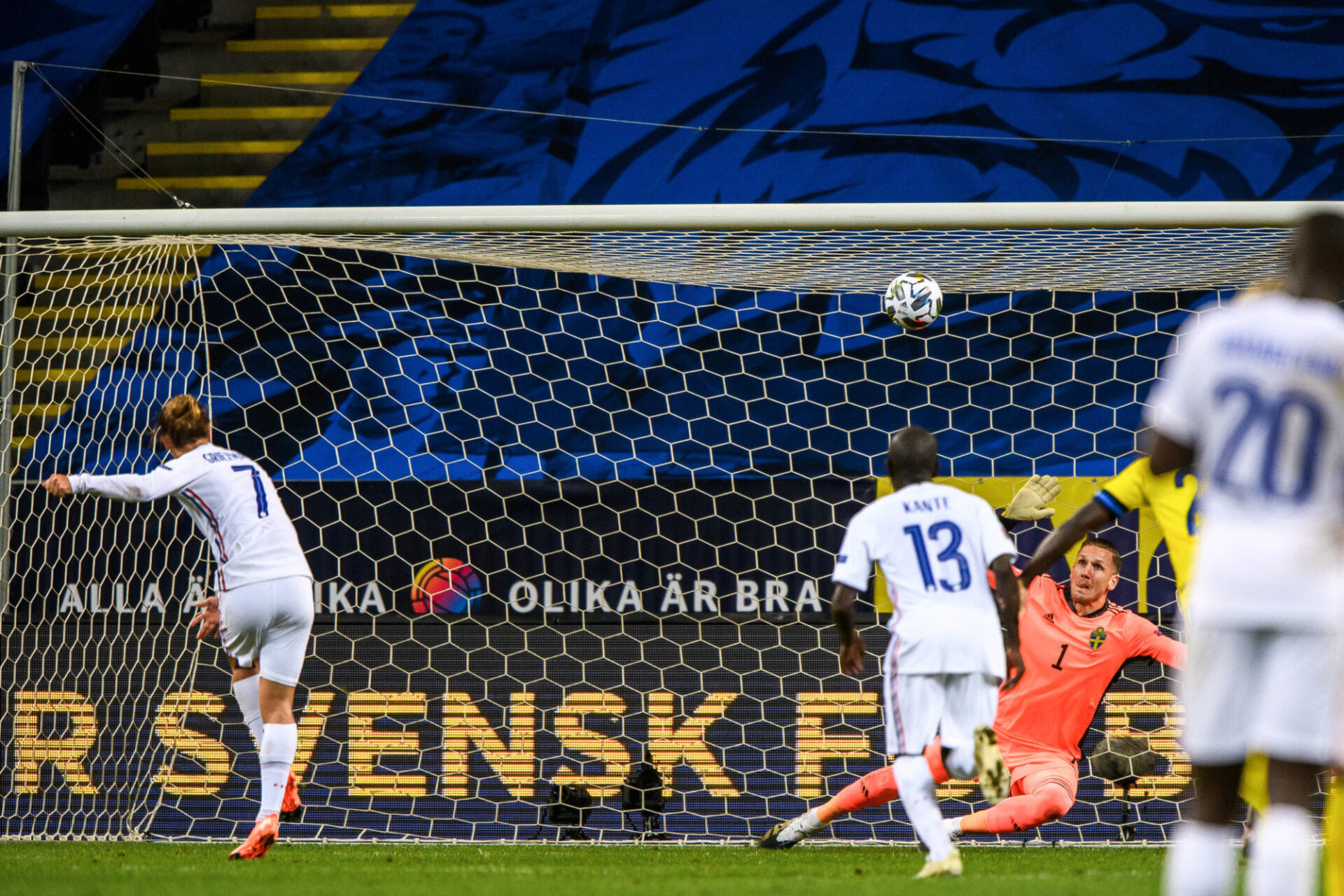 S'il a tir&eacute; (et loup&eacute;) le penalty des Bleus contre le Pays de Galles mercredi, Karim Benzema ne sera pas premier dans la hi&eacute;rarchie des tireurs cet &eacute;t&eacute; (iconsport)