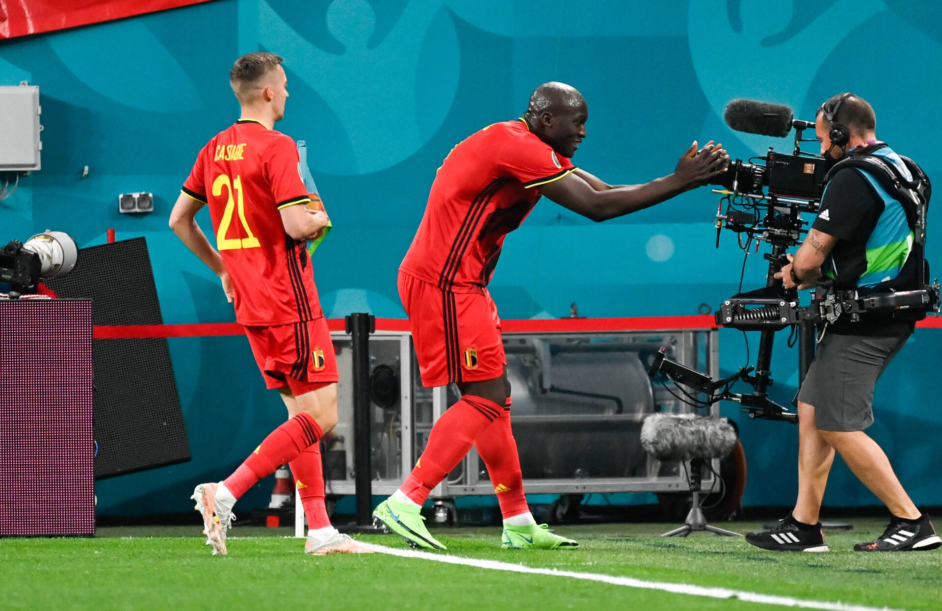 Romelu Lukaku c&eacute;l&egrave;bre son deuxi&egrave;me but et semble remercier le ciel pour avoir sauv&eacute; Christian Eriksen. Icon Sport