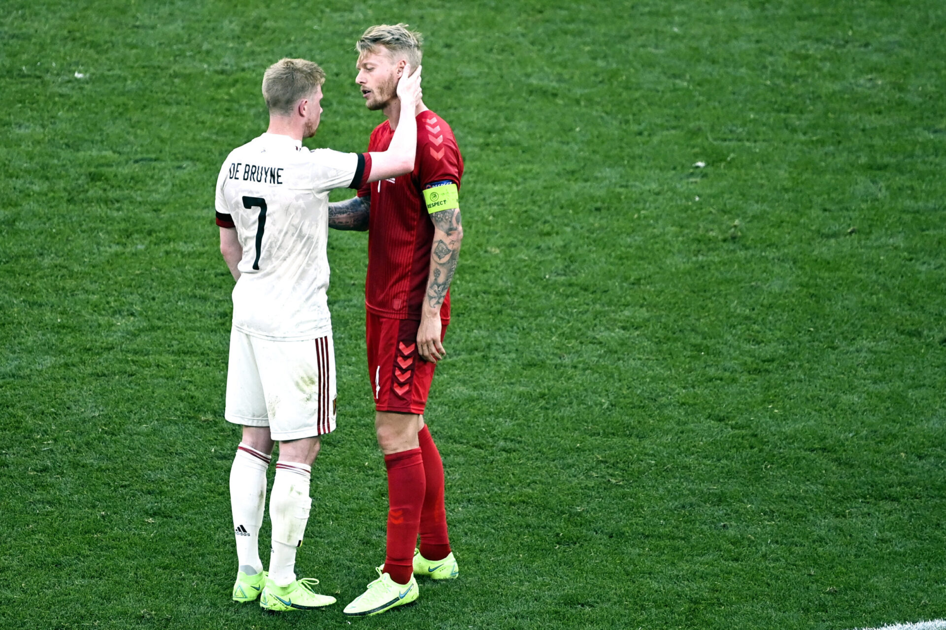 Beaucoup de respect également entre Kevin De Bruyne et Simon Kjaer (icosnport)