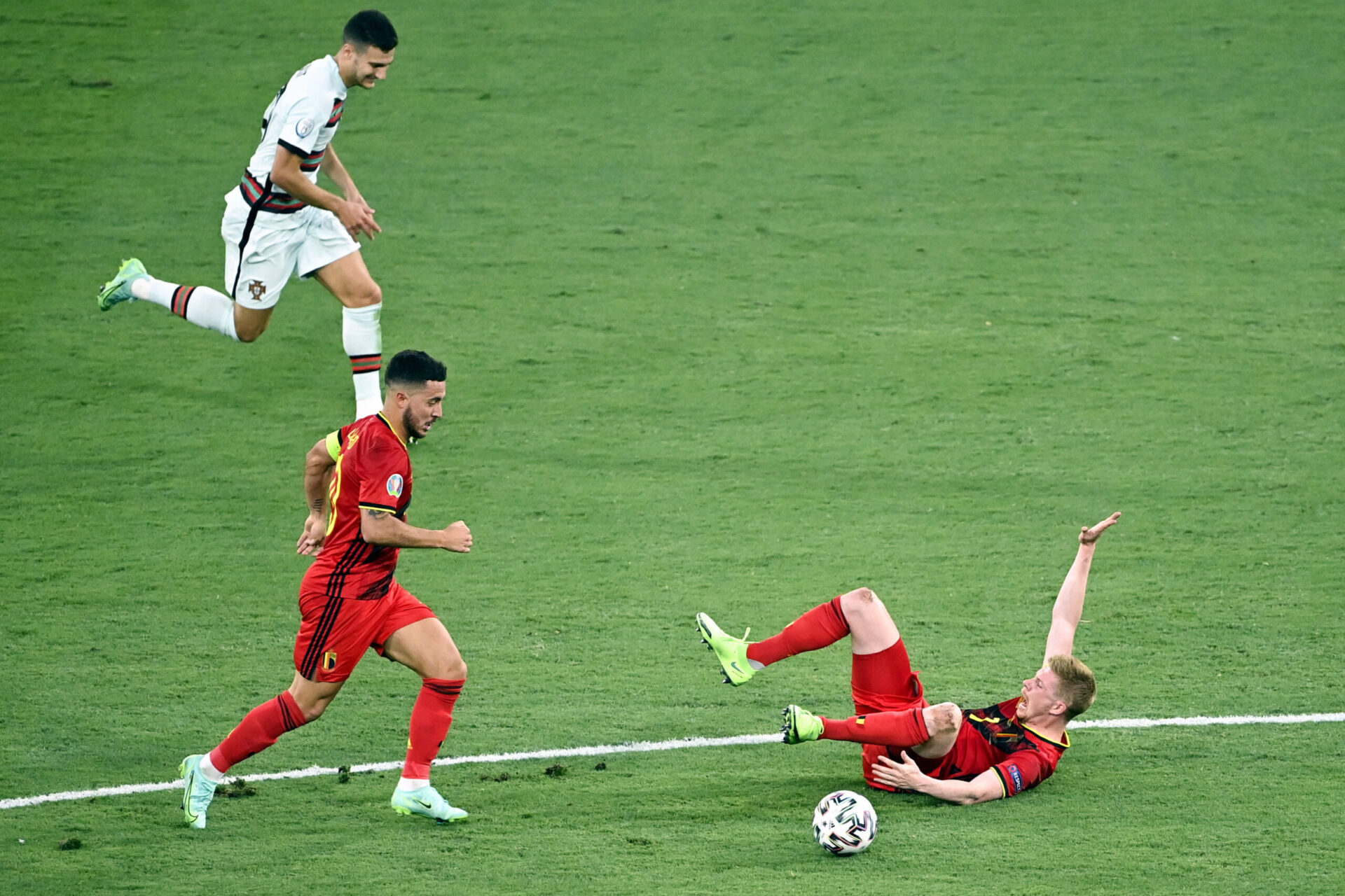 Touch&eacute; &agrave; l'ischio-jambier, Eden Hazard a demand&eacute; &agrave; &ecirc;tre remplac&eacute; &agrave; la 87e minute de Belgique - Portugal ce dimanche (iconsport)
