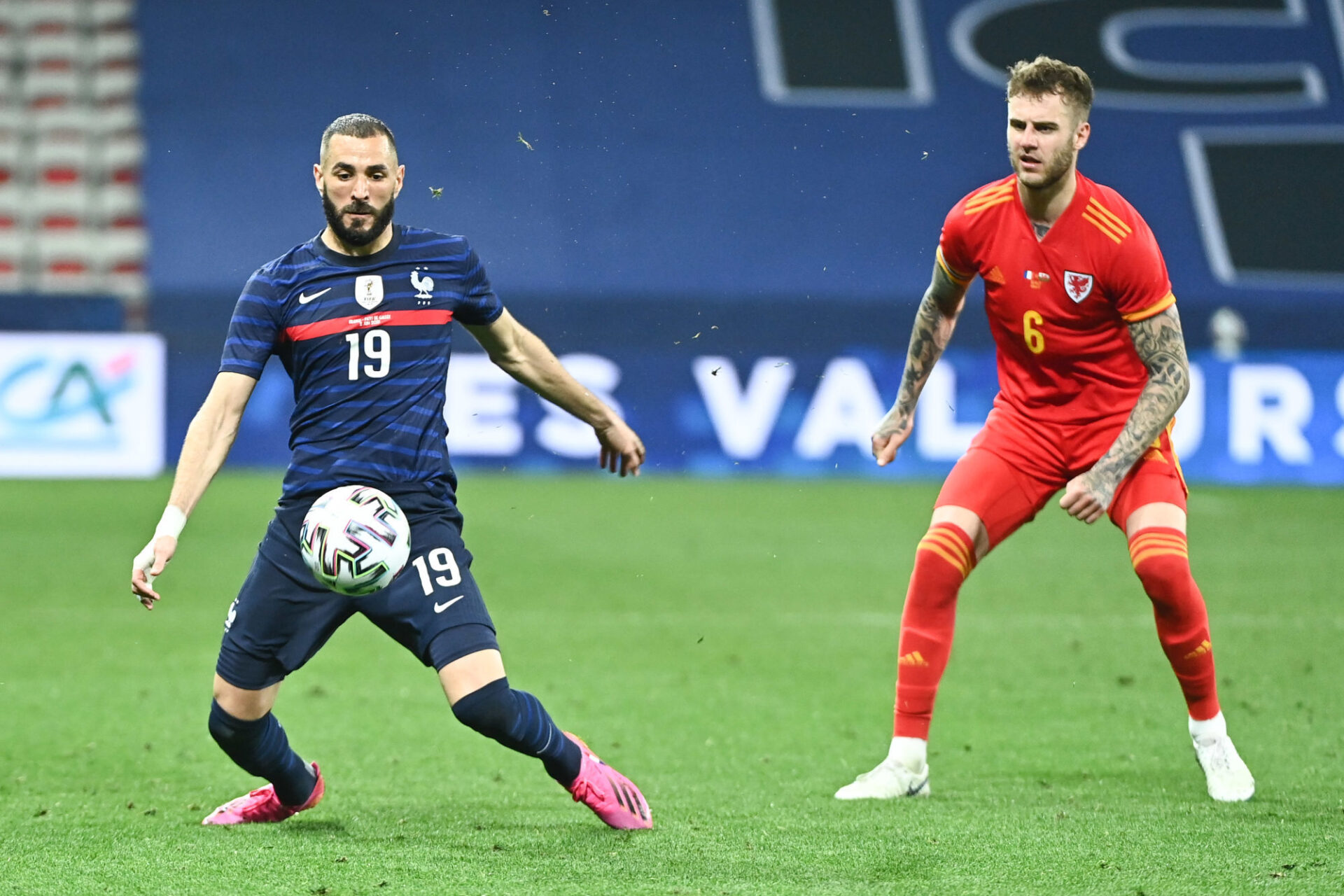 Karim Benzema n'a pas non plus hésité à rester au contact de ses défenseurs centraux pour libérer de l'espace à Antoine Griezmann et Kylian Mbappé. Icon Sport