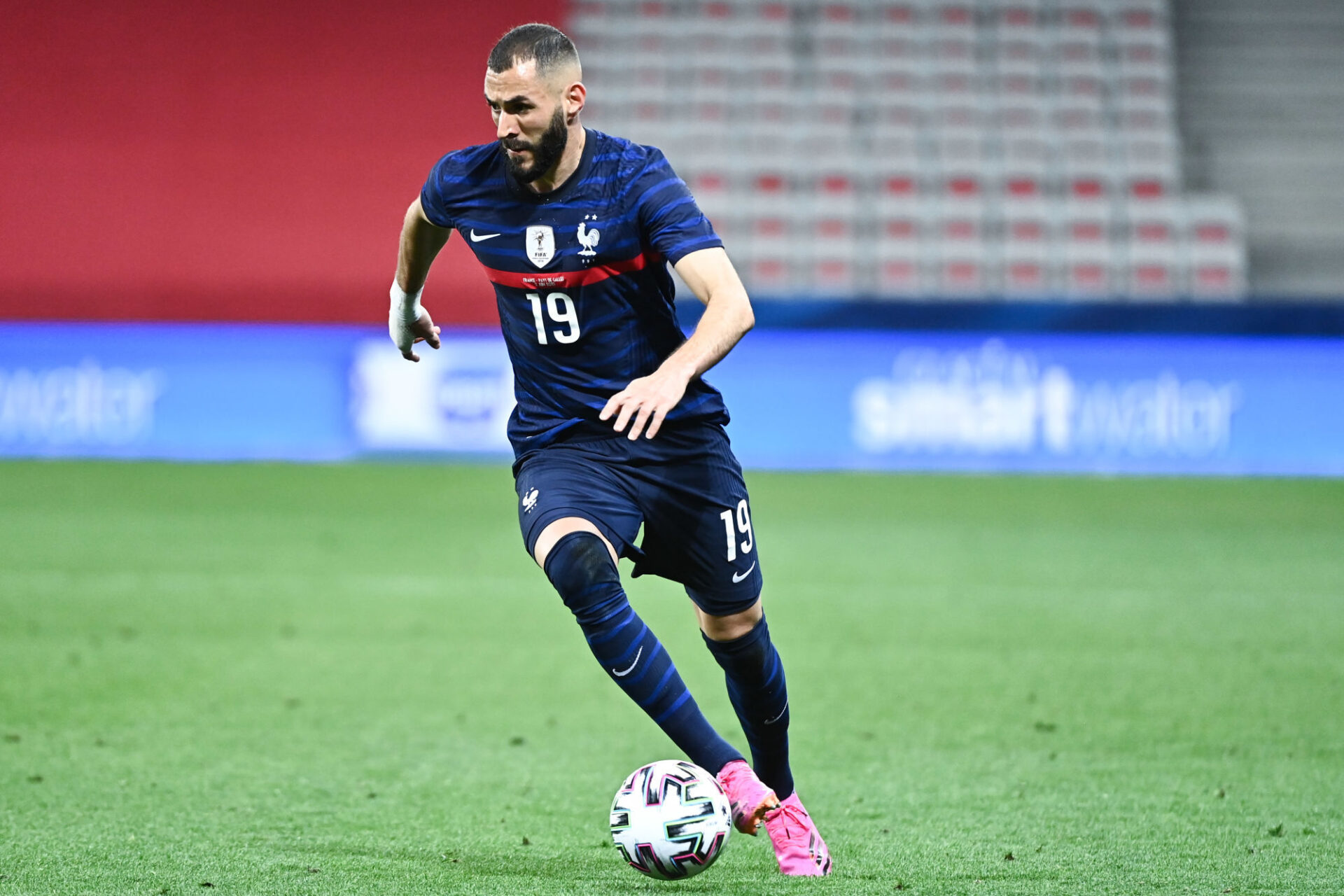 Karim Benzema a parfois décroché, comme il adore le faire, pour être à la construction des actions. Icon Sport