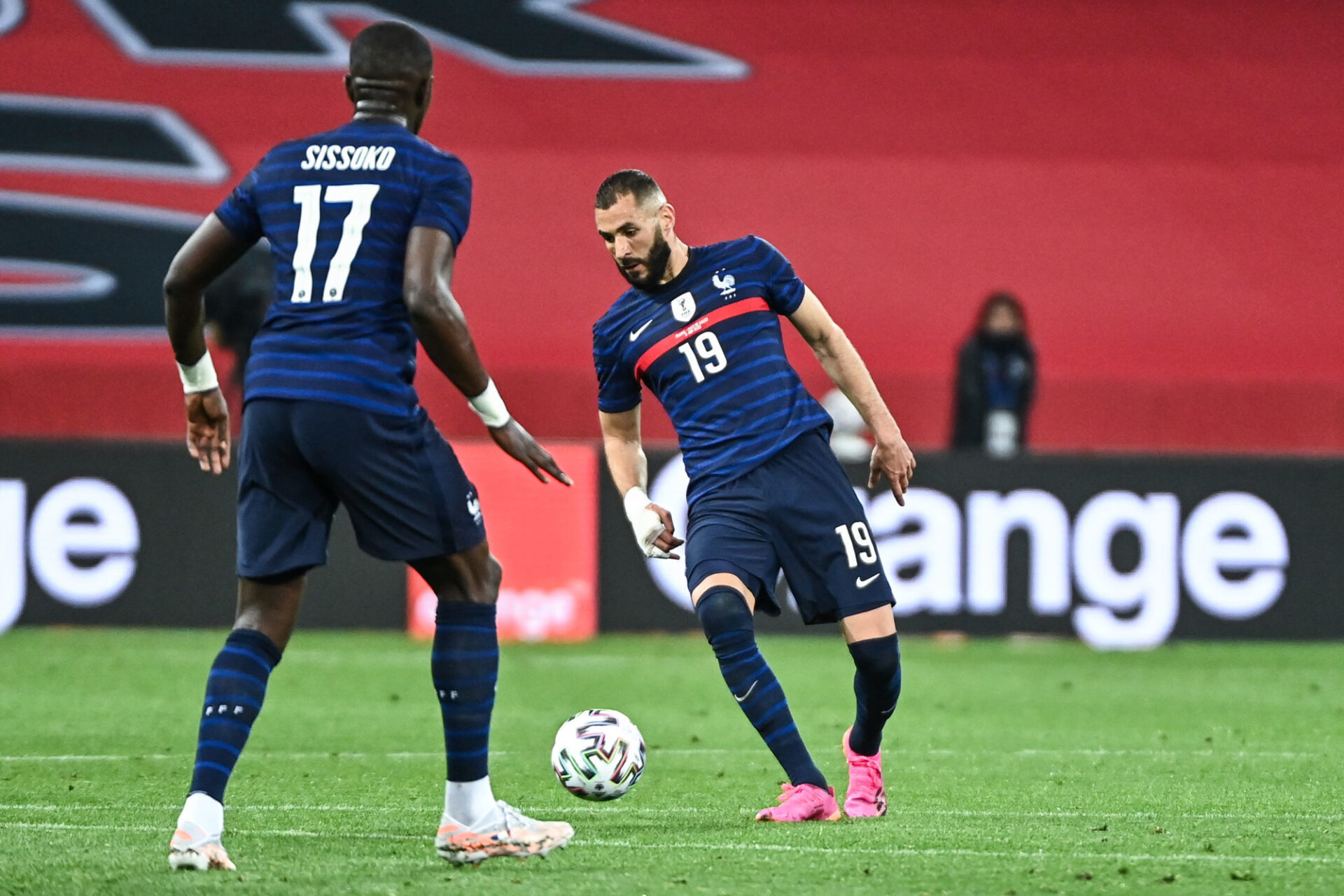 Moussa Sissoko joue le r&ocirc;le de grand fr&egrave;re dans le groupe France. Icon Sport