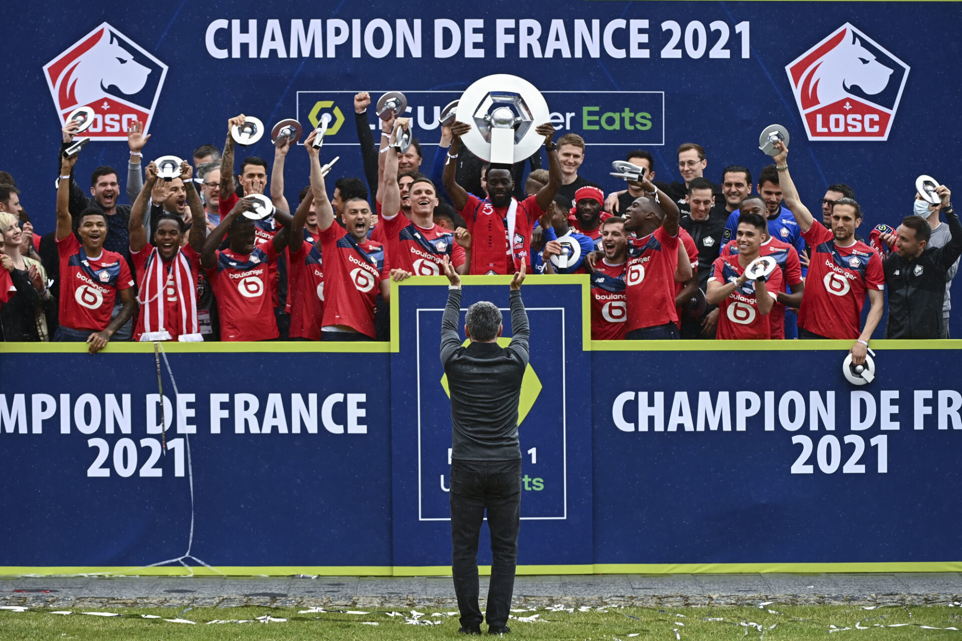 Christophe Galtier f&eacute;licitant ses joueurs du LOSC apr&egrave;s le titre de champion de France (iconsport)