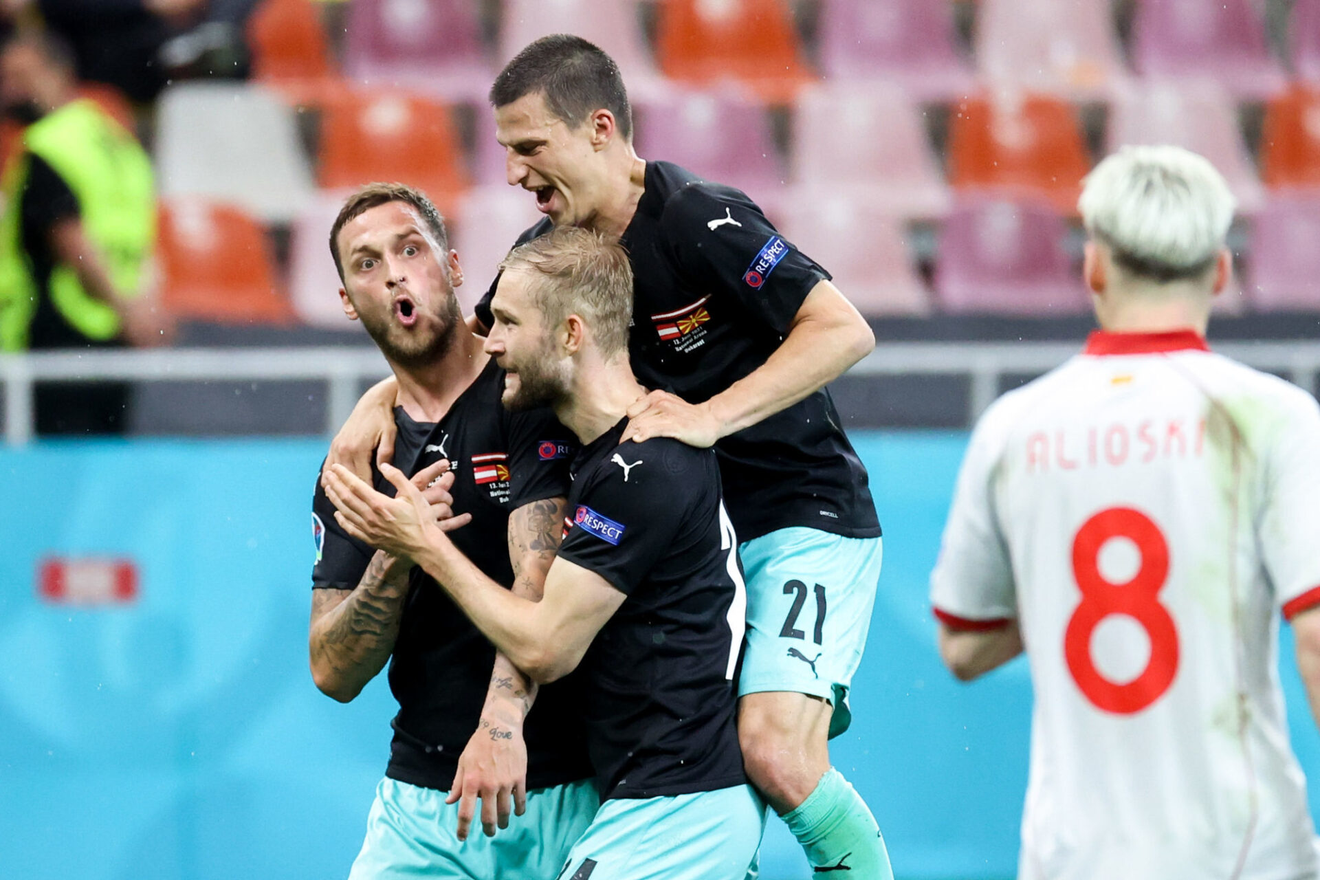 Marko Arnautovic, l'attaquant de l'Autriche, insulte Ezgjan Alioski (n°8 de la Macédoine du Nord) après son but. Icon Sport Marko Arnautovic, l'attaquant de l'Autriche, insulte Ezgjan Alioski (n°8 de la Macédoine du Nord) après son but. Icon Sport