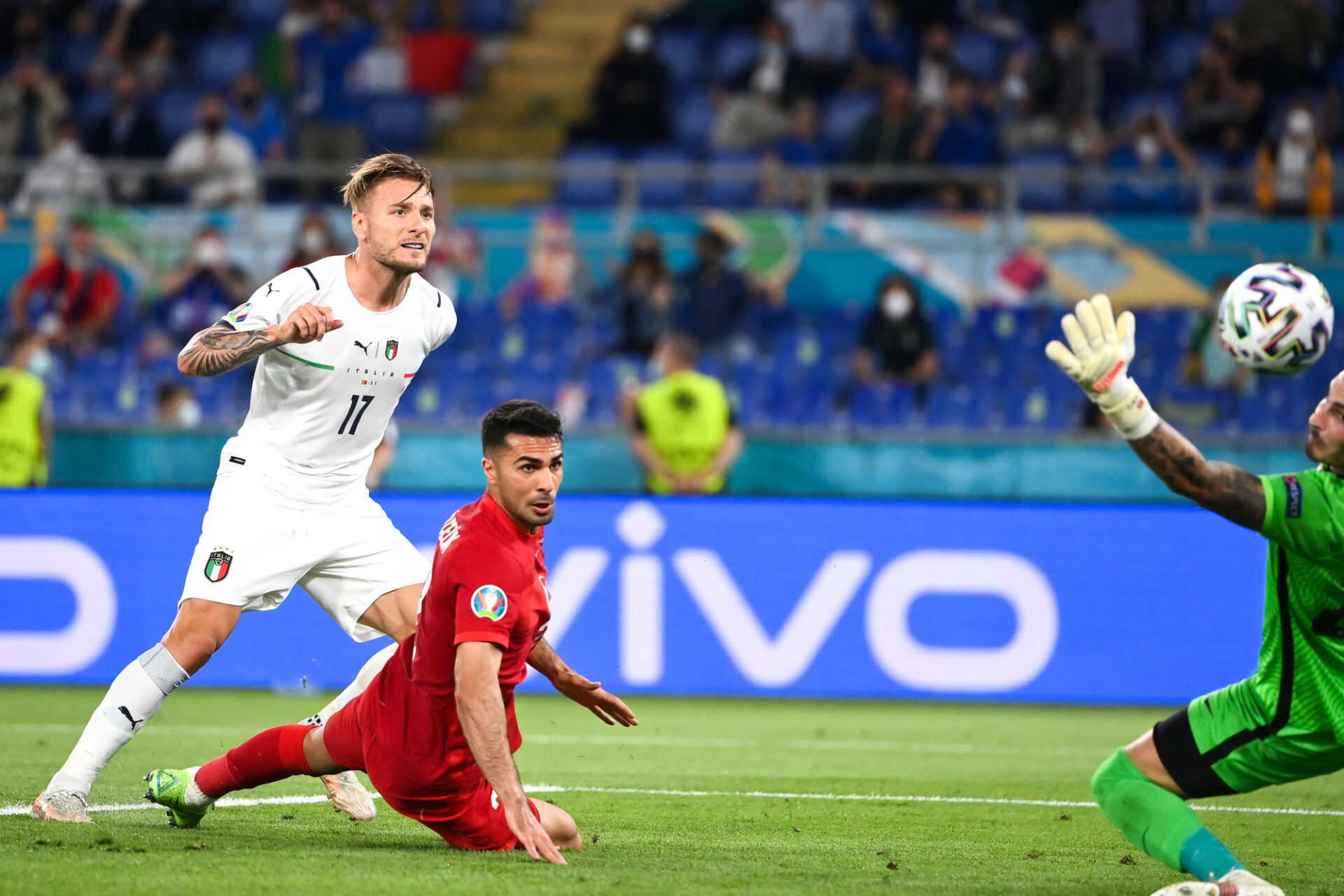 Lorenzo Insigne a &eacute;t&eacute; trop brouillon en premi&egrave;re mi-temps, n&eacute;gociant mal deux frappes enroul&eacute;es - Icon Sport