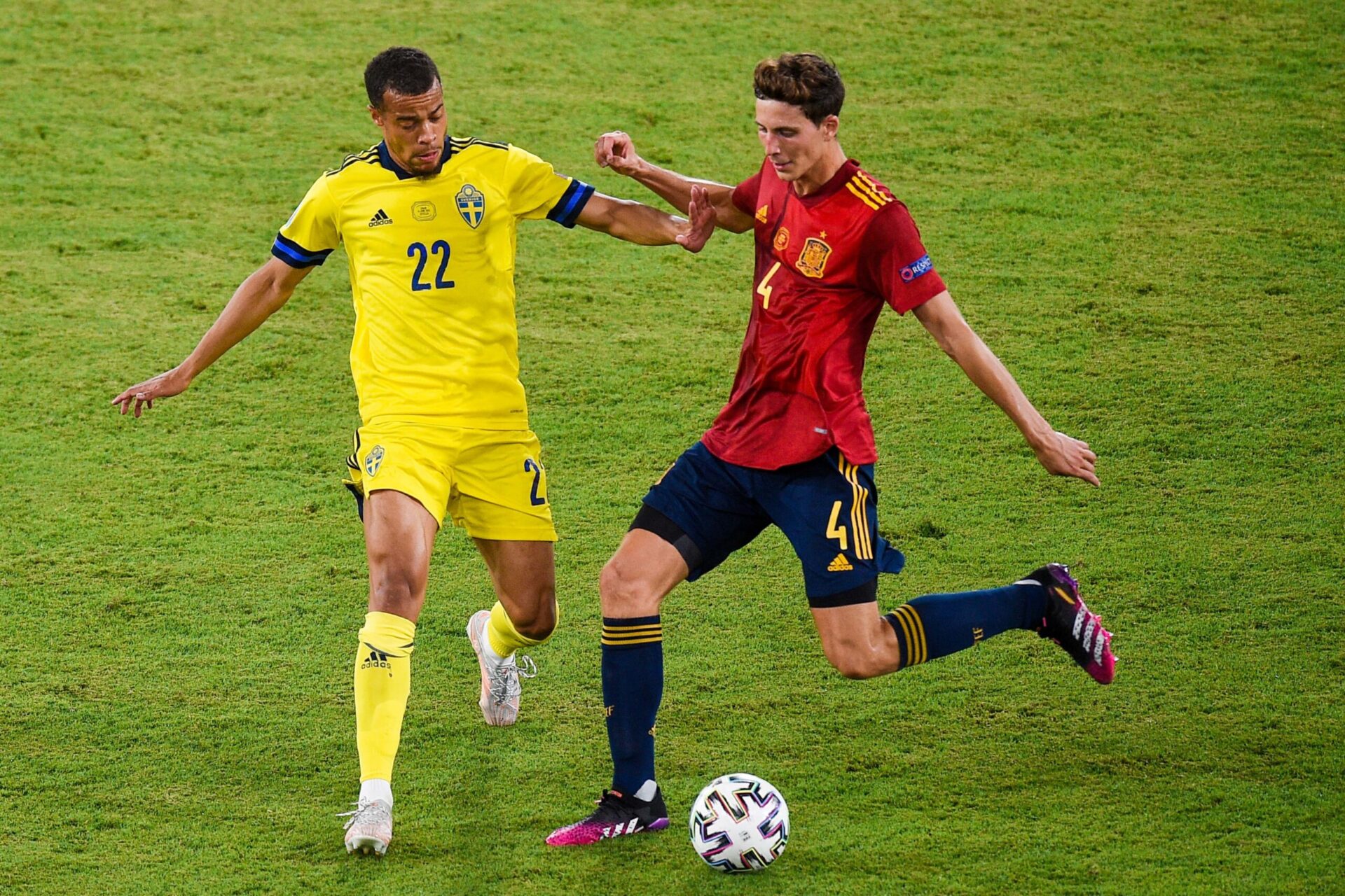 Pau Torres au duel avec Edinson Cavani pendant la finale d'Europa League remport&eacute;e par Villarreal face &agrave; Manchester United (Iconsport)