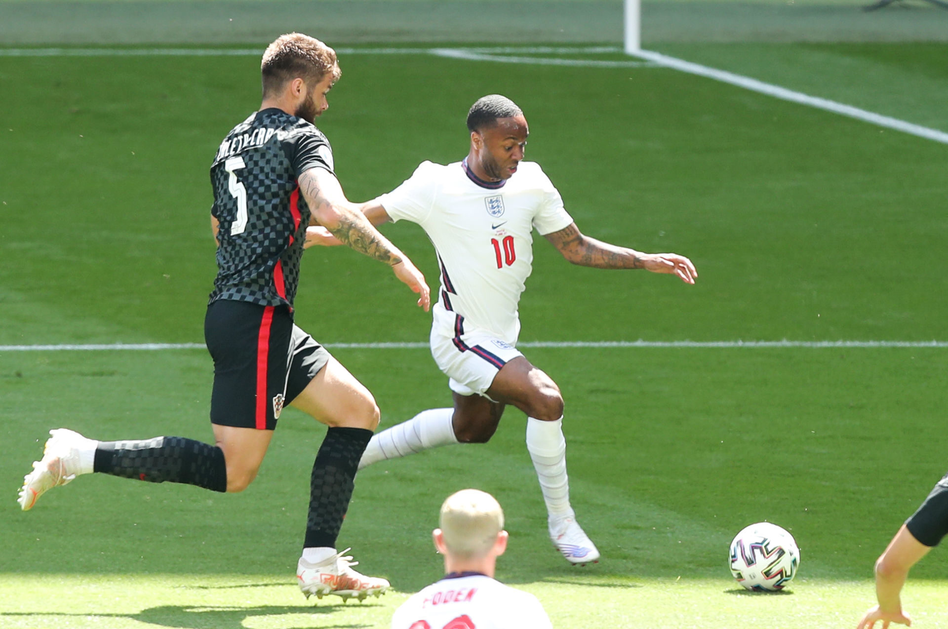 Mason Mount titulaire avec l'Angleterre avec au second plan Mateo Kovacic, son coéquipier à Chelsea (iconsport) Mason Mount titulaire avec l'Angleterre avec au second plan Mateo Kovacic, son coéquipier à Chelsea (iconsport)