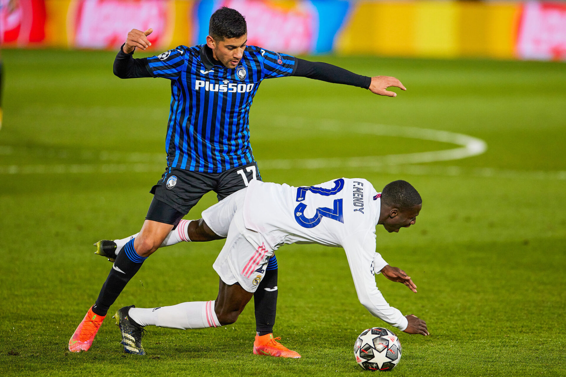 Cristian Romero contre le Real Madrid de Ferland Mendy en Ligue des champions. Icon Sport