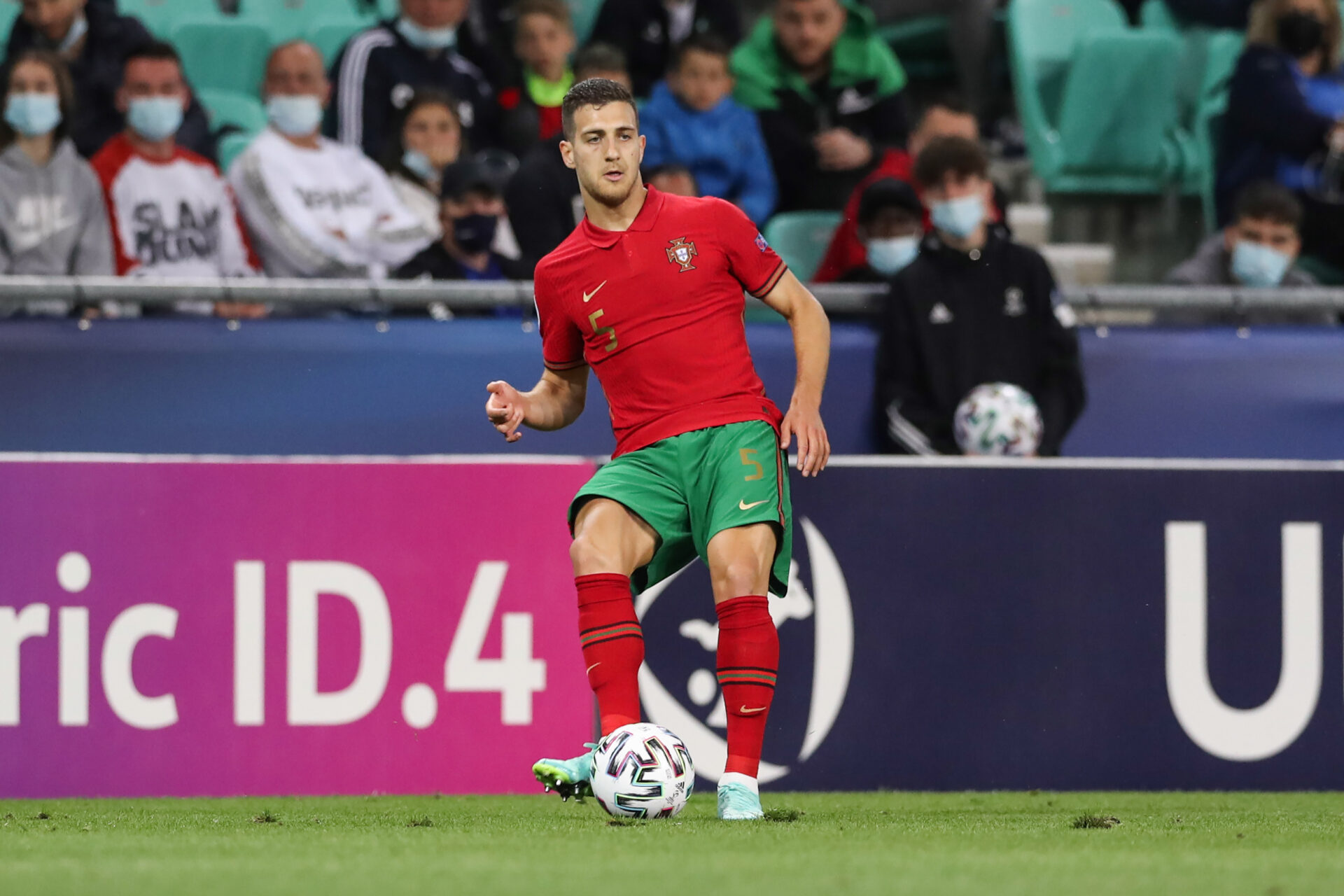 Finaliste malheureux de l'Euro Espoirs avec le Portugal au d&eacute;but du mois, Diogo Dalot va d&eacute;couvrir les A &agrave; l'occasion de l'Euro (iconsport)