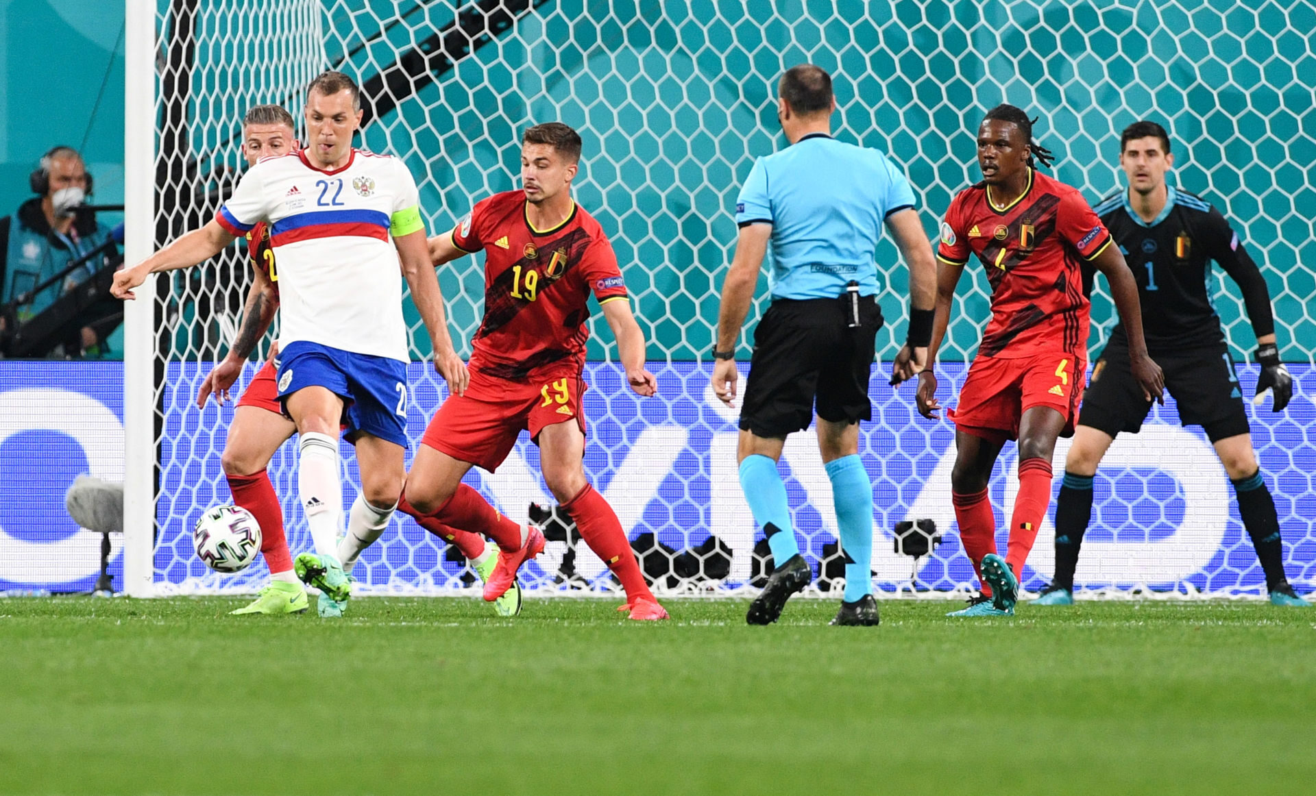 Artem Dzyuba, ici en remise pour Ozdoev, a &eacute;t&eacute; pr&eacute;cieux dans son r&ocirc;le de point d'appui pour la Russie... sauf que personne n'&eacute;tait l&agrave; pour le soutenir. Icon Sport
