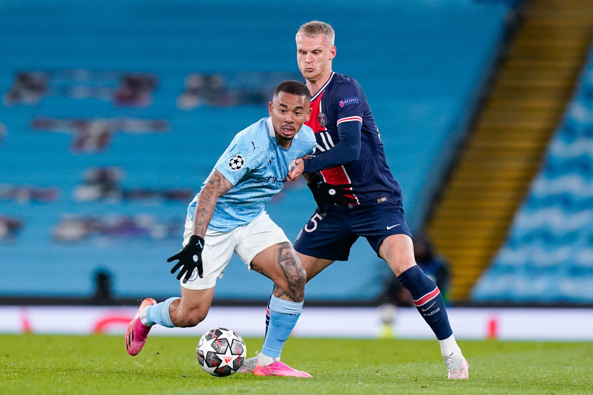 Pau Torres au duel avec Edinson Cavani pendant la finale d'Europa League remport&eacute;e par Villarreal face &agrave; Manchester United (Iconsport)